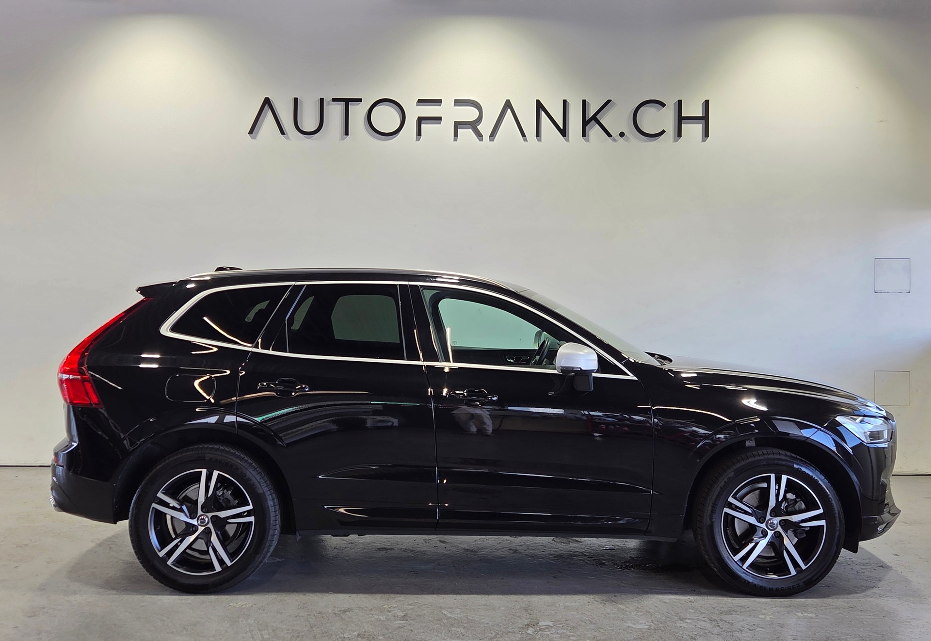 VOLVO XC60 2.0 T6 R-Design AWD-showroom-element-1
