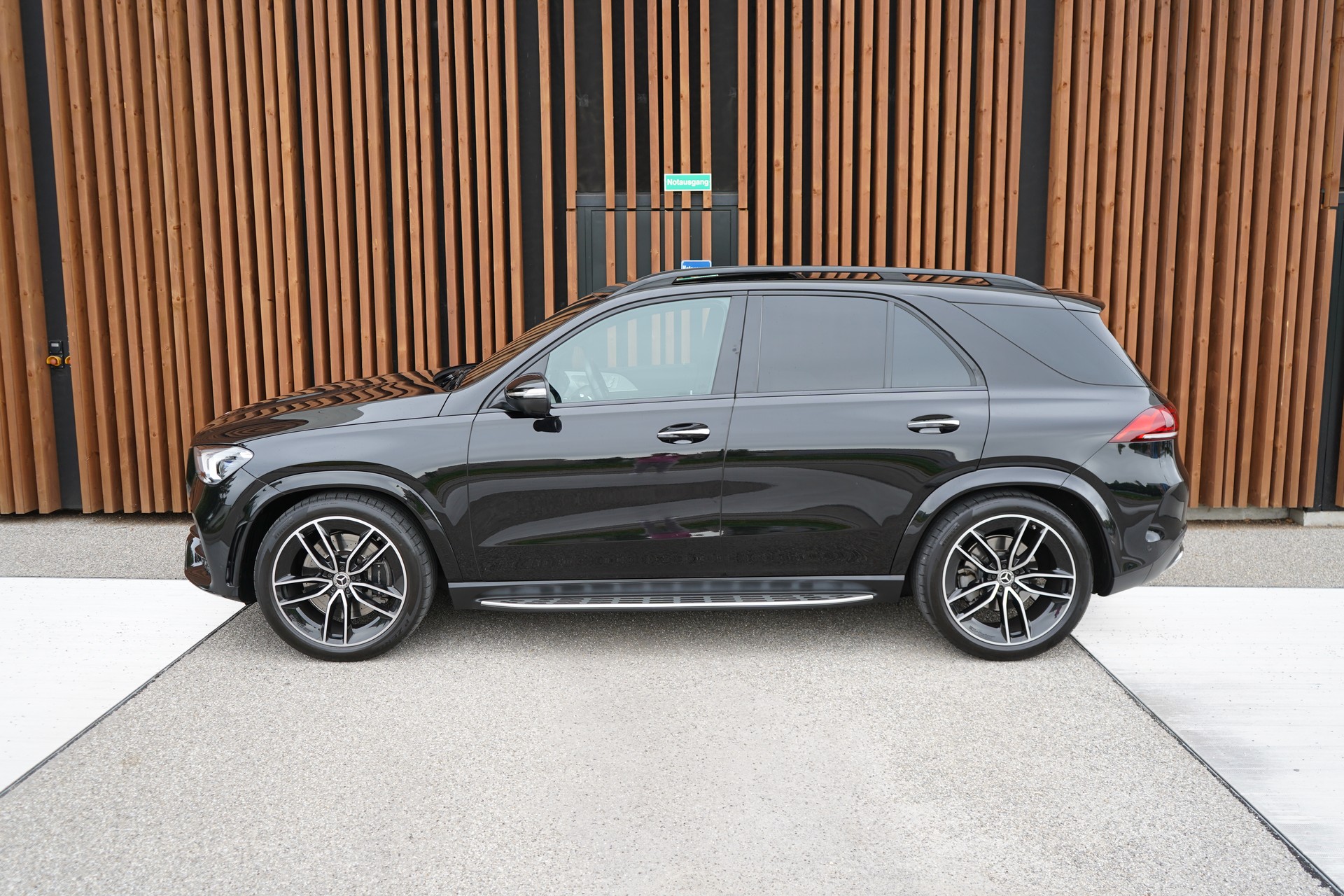 MERCEDES-BENZ GLE 450 4MATIC AMG LINE BLACK 9G-TRONIC l 367 PS-showroom-element-3