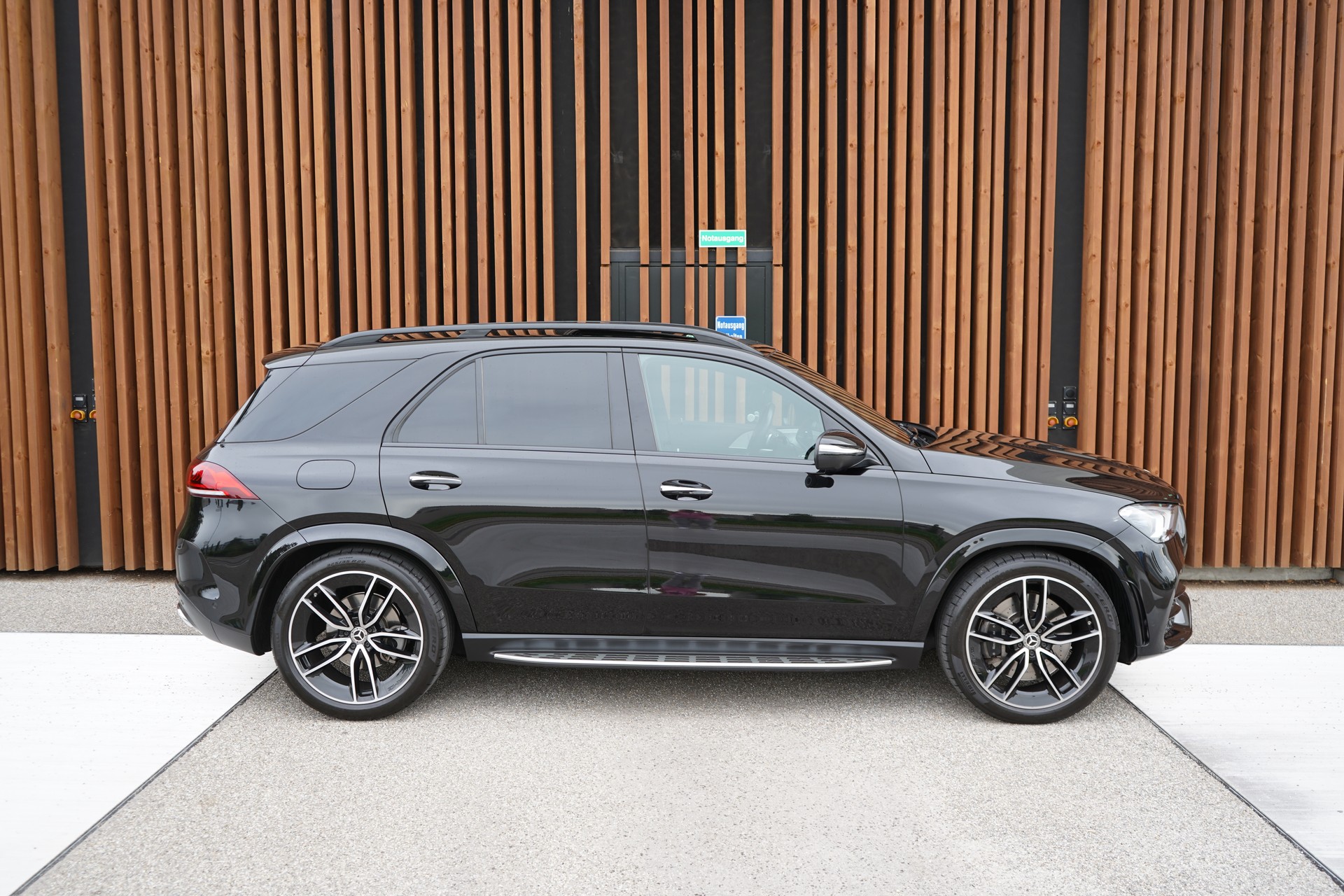 MERCEDES-BENZ GLE 450 4MATIC AMG LINE BLACK 9G-TRONIC l 367 PS-showroom-element-2
