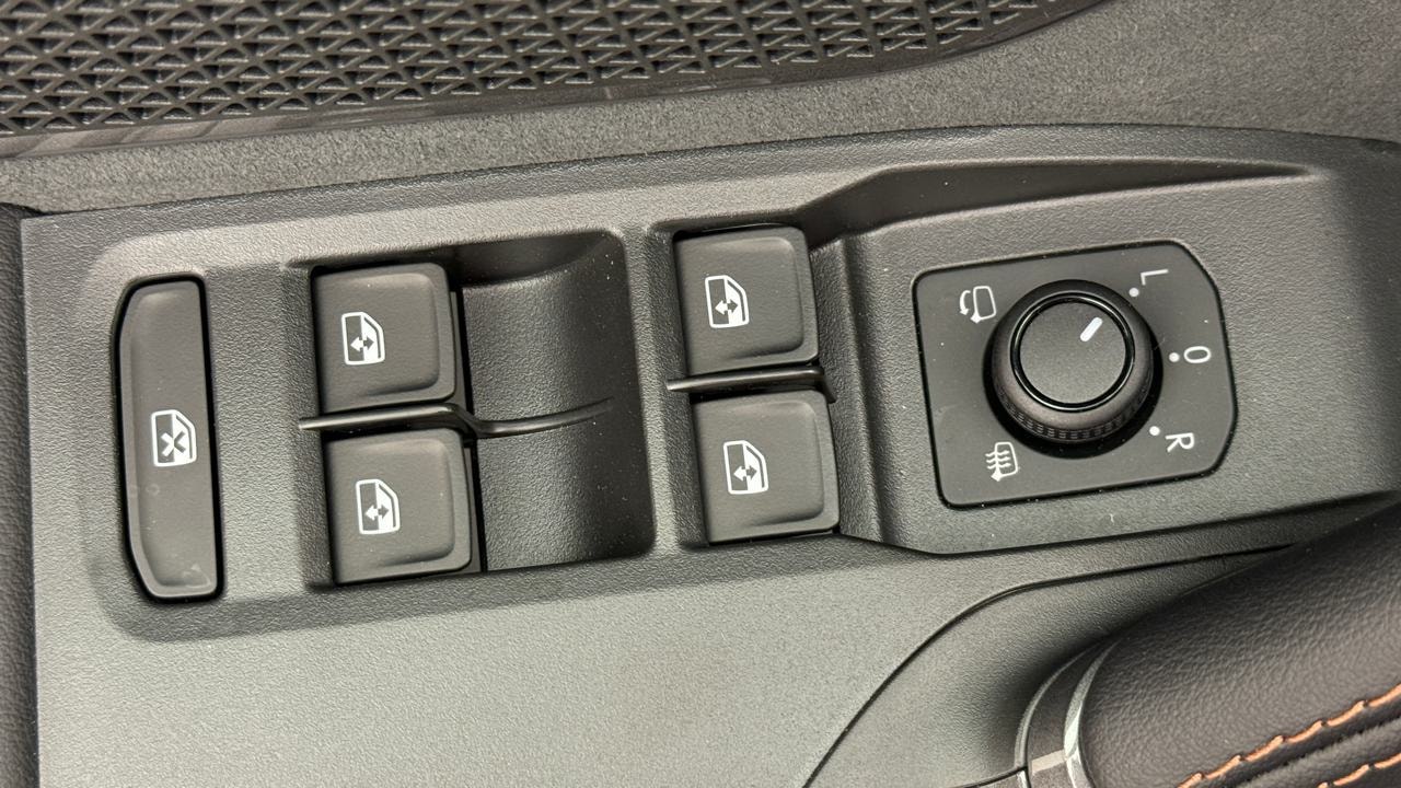 CUPRA LEON 1.5 e-HYBRID pHEV VZ Black Edition-image-8