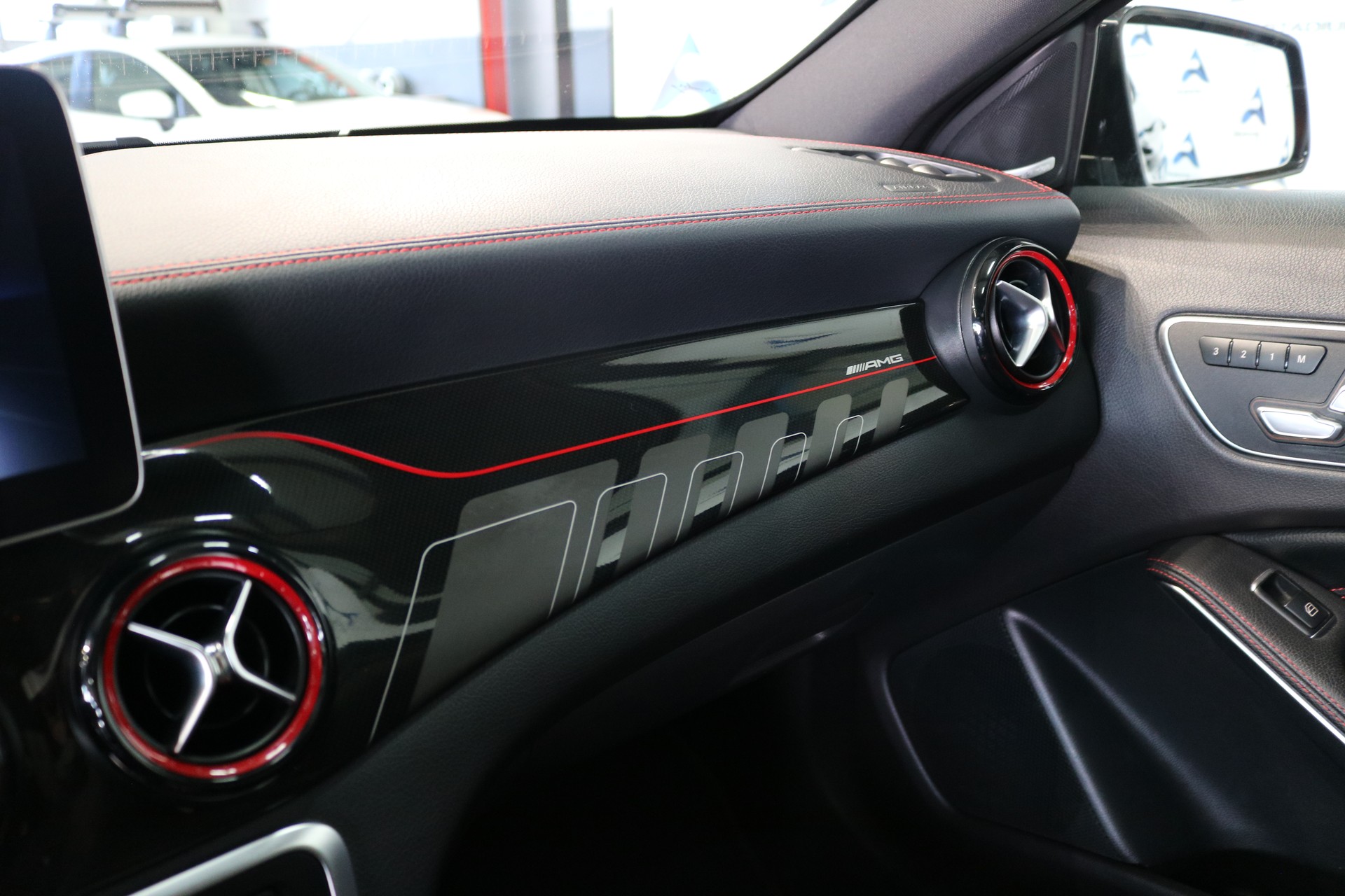 MERCEDES-BENZ GLA 45 AMG Night Edition 4Matic 7G-DCT-image-40