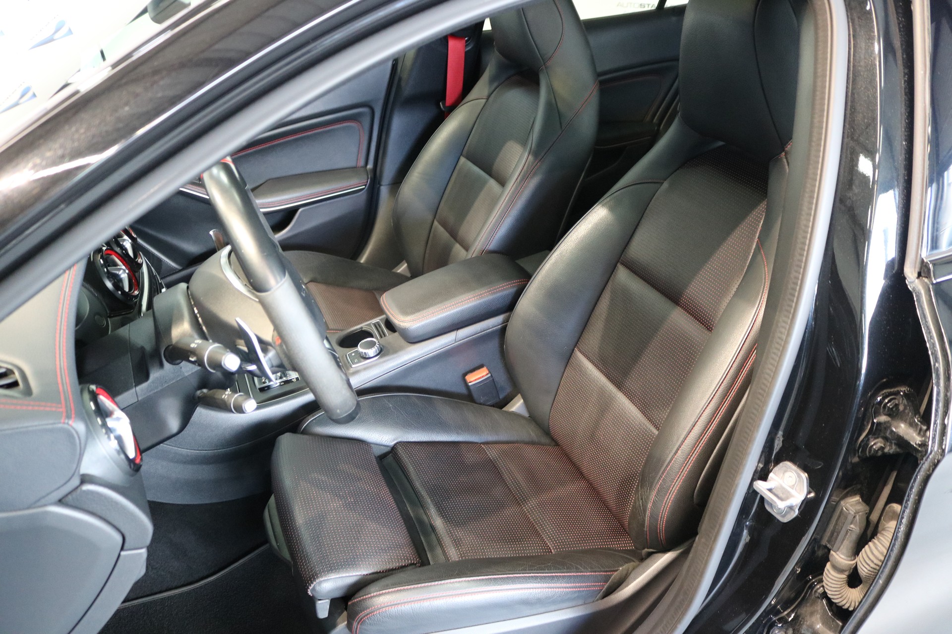 MERCEDES-BENZ GLA 45 AMG Night Edition 4Matic 7G-DCT-showroom-element-2