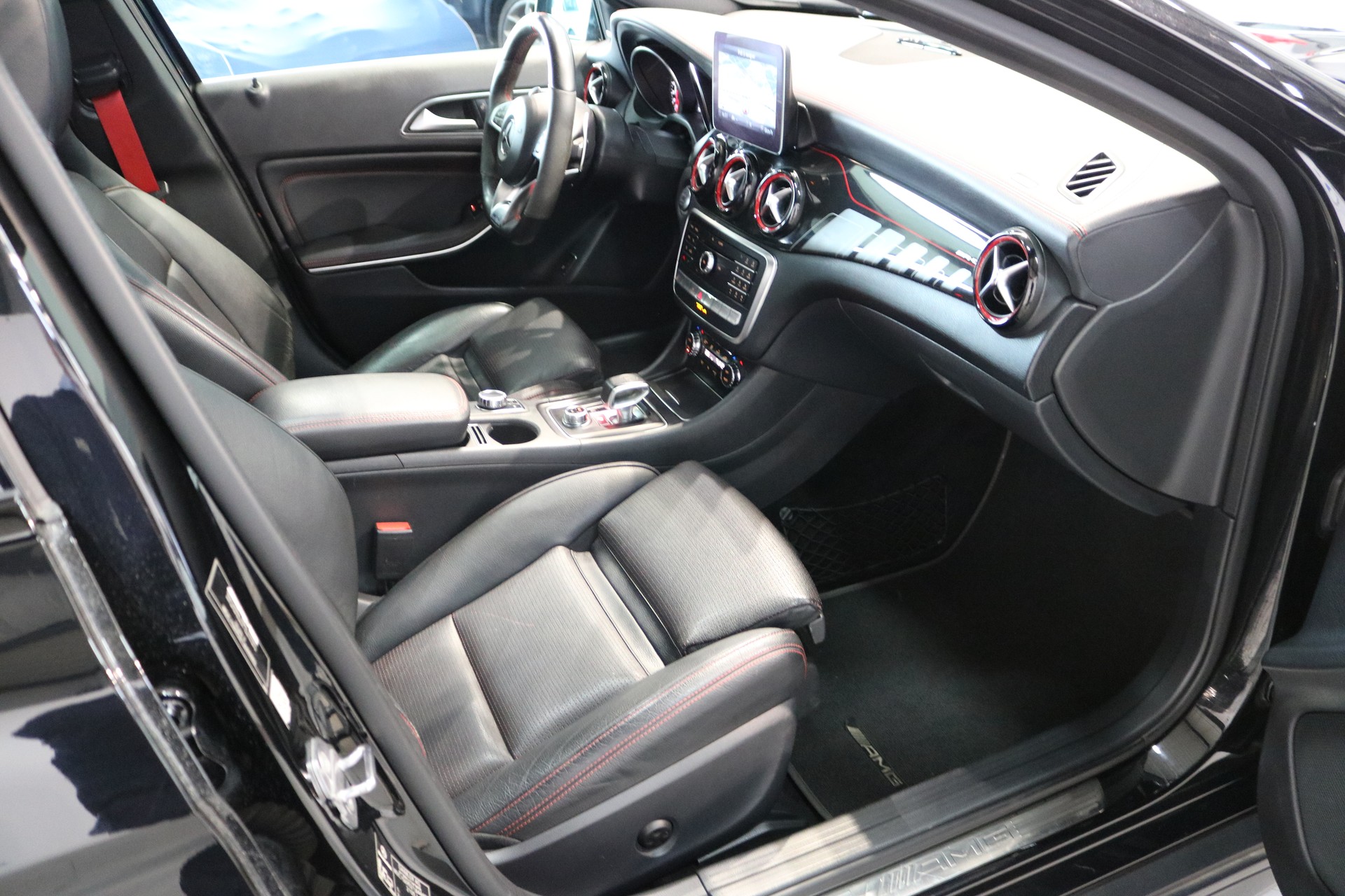 MERCEDES-BENZ GLA 45 AMG Night Edition 4Matic 7G-DCT-image-46