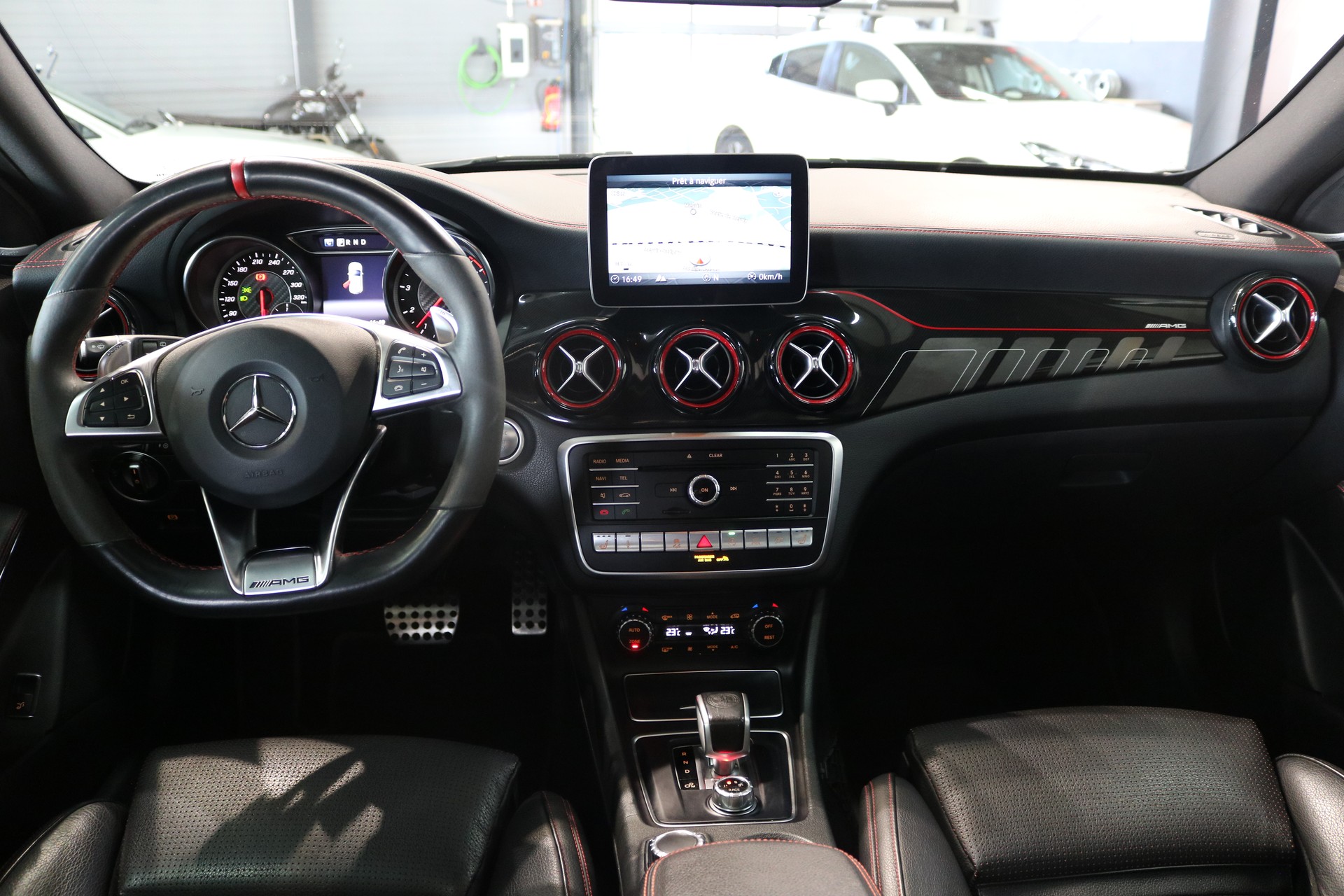 MERCEDES-BENZ GLA 45 AMG Night Edition 4Matic 7G-DCT-image-4
