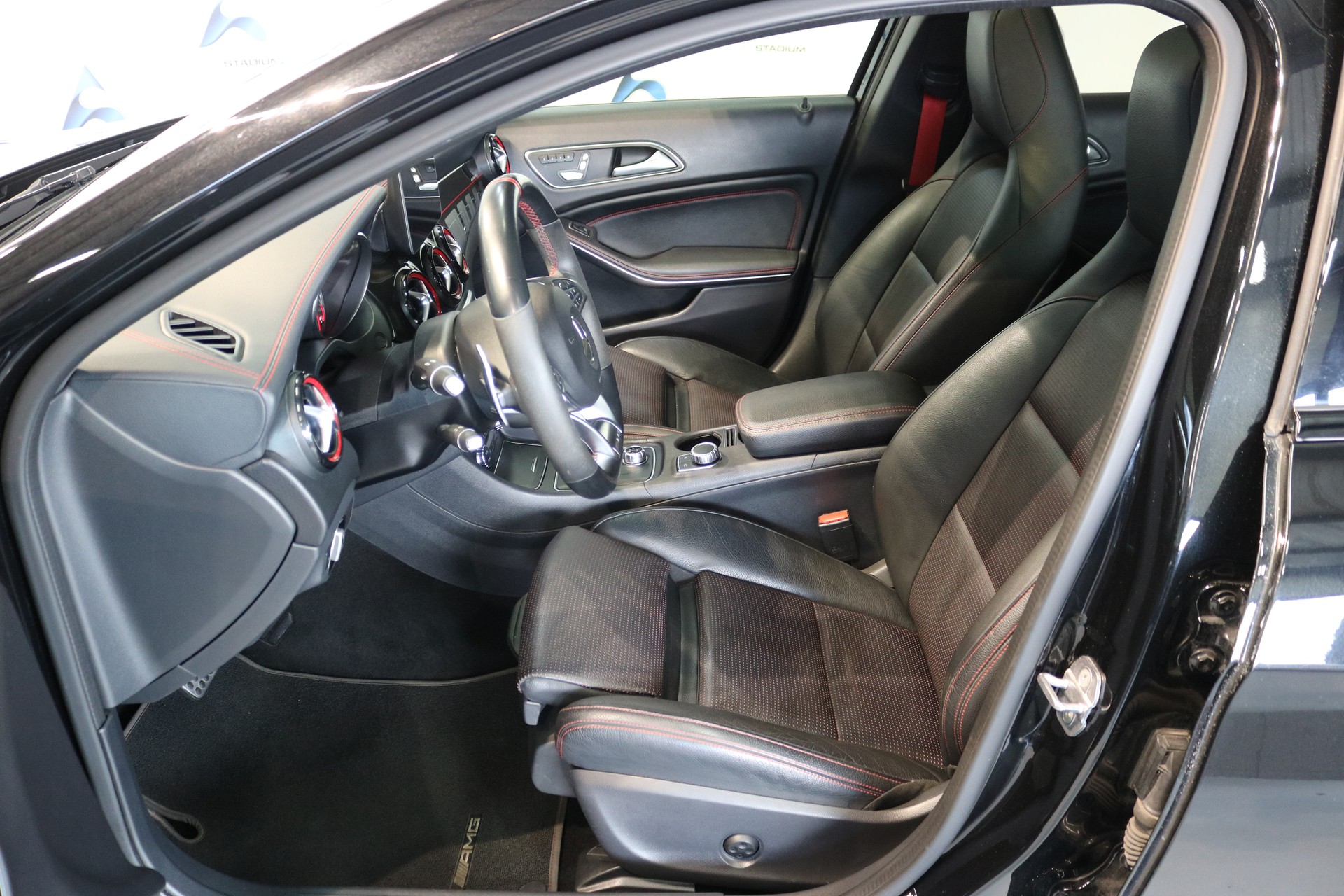 MERCEDES-BENZ GLA 45 AMG Night Edition 4Matic 7G-DCT-showroom-element-1