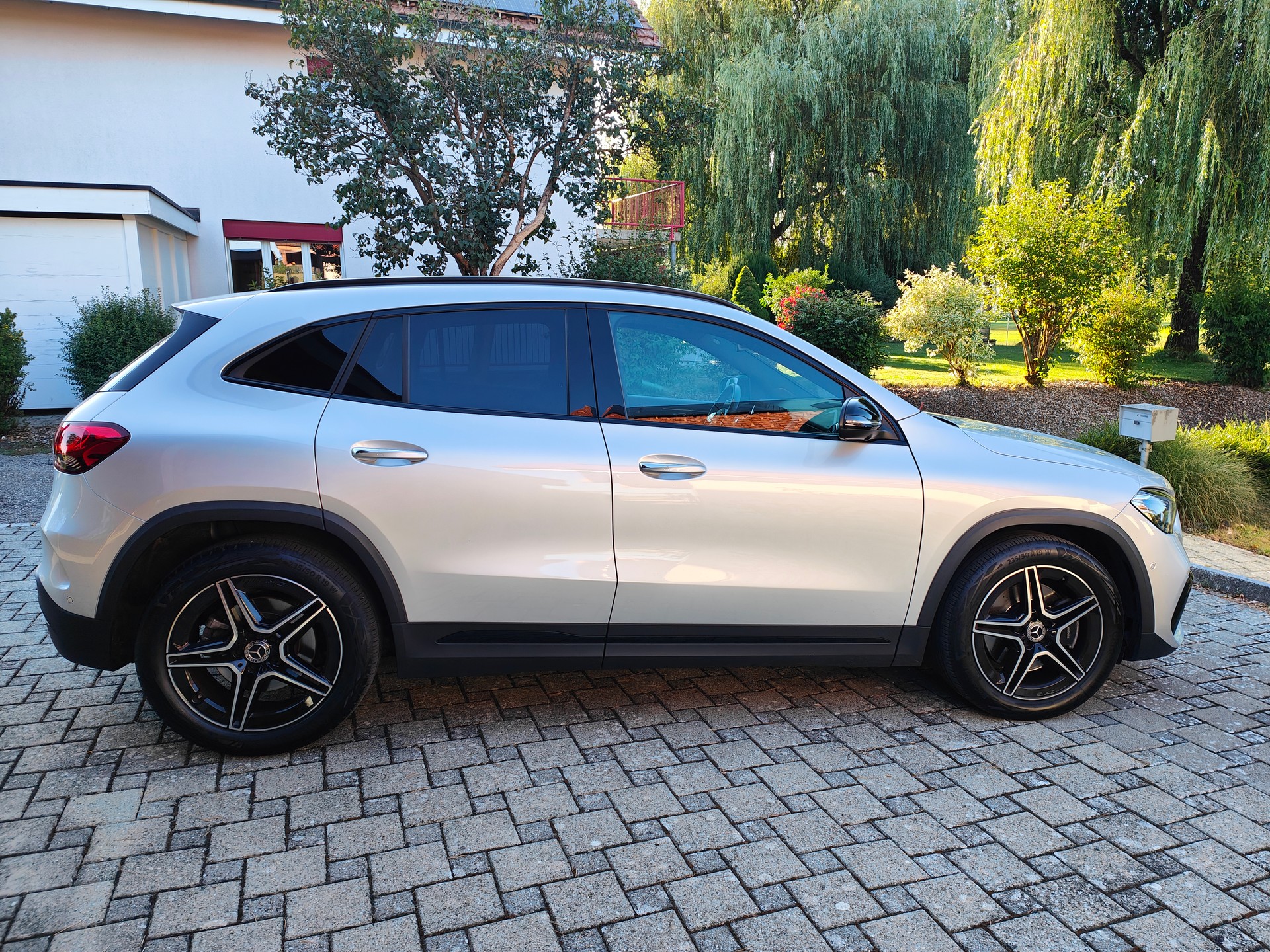 MERCEDES-BENZ GLA 250 AMG Line 4matic-image-2
