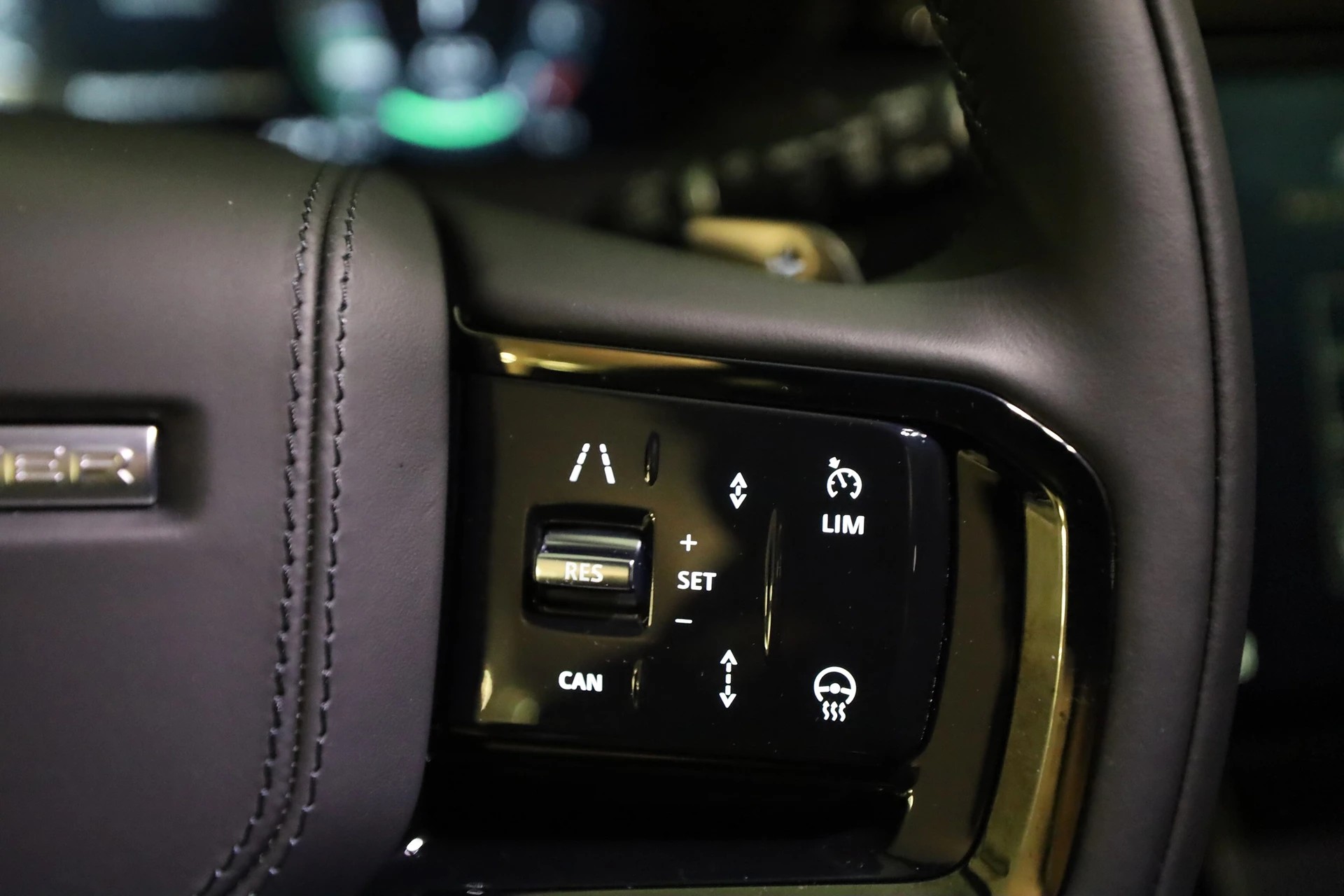 LAND ROVER 2.0 P400e Dynamic SE-image-18