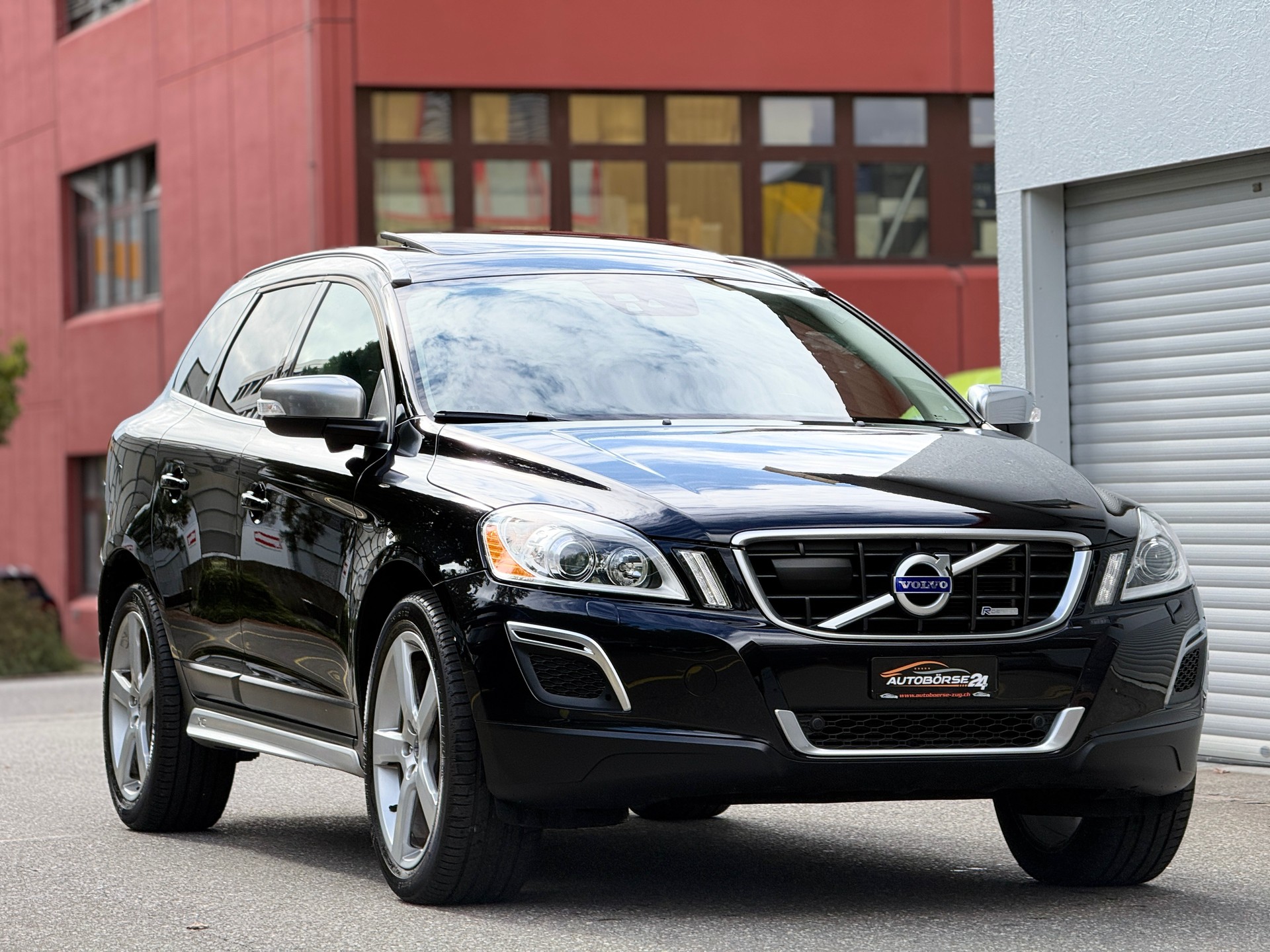 VOLVO Volvo XC60 2.4 D5 Kinetic R-Design AWD-showroom-element-1