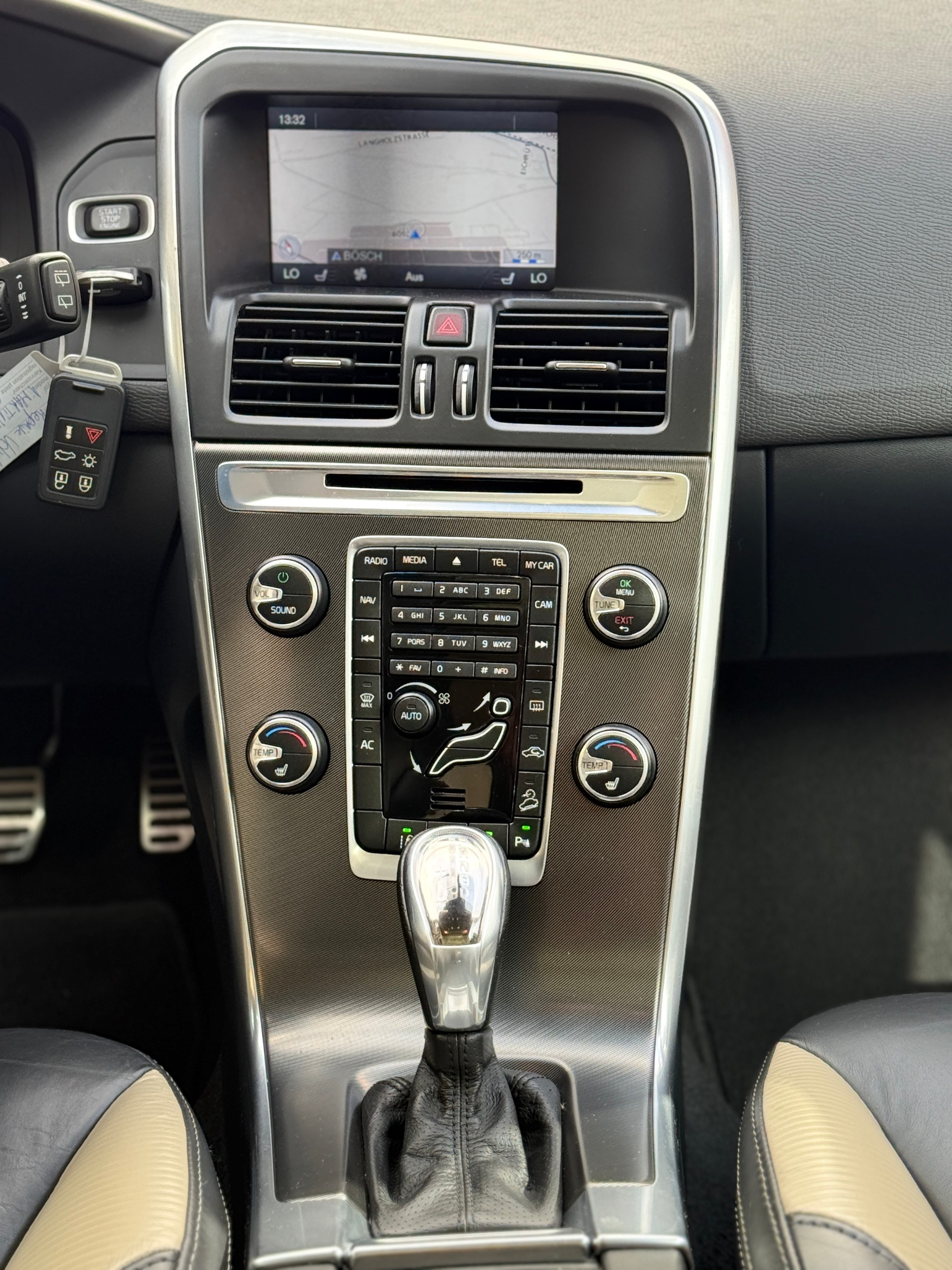 VOLVO Volvo XC60 2.4 D5 Kinetic R-Design AWD-image-14