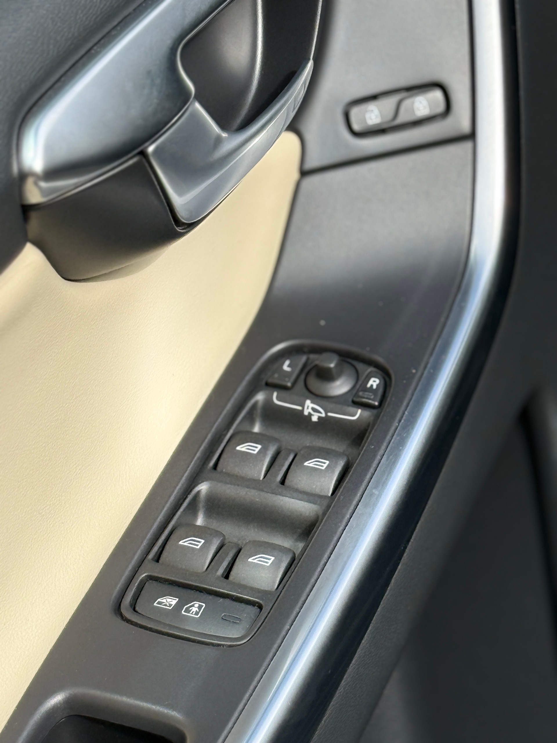 VOLVO Volvo XC60 2.4 D5 Kinetic R-Design AWD-image-20