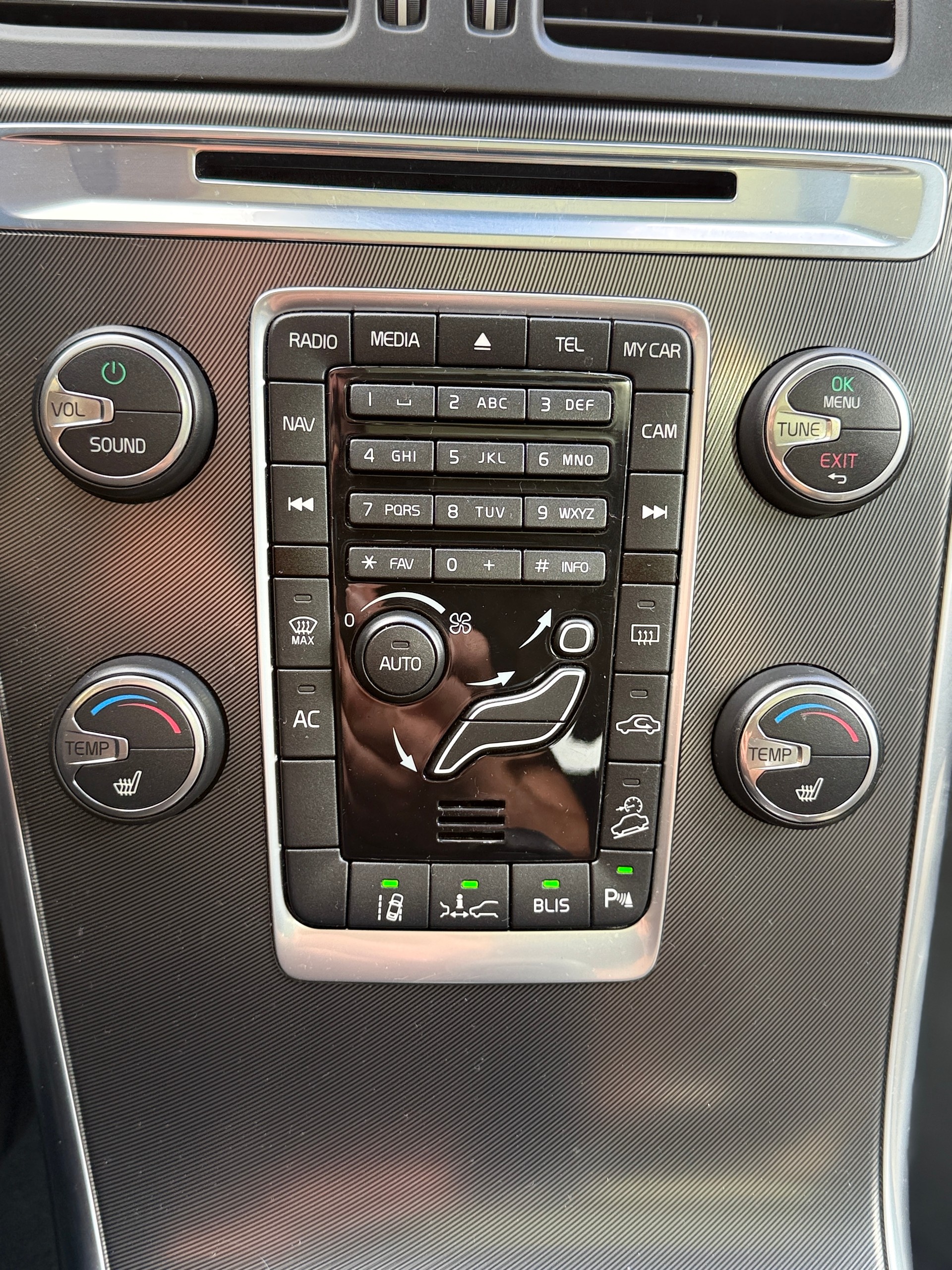VOLVO Volvo XC60 2.4 D5 Kinetic R-Design AWD-image-15