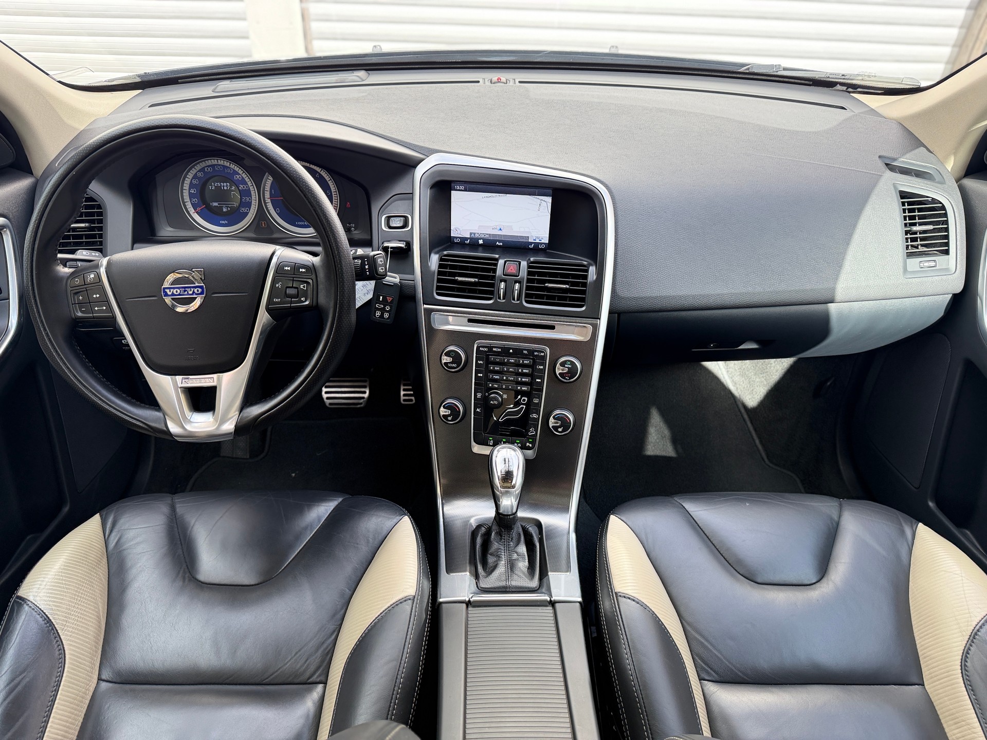 VOLVO Volvo XC60 2.4 D5 Kinetic R-Design AWD-image-12