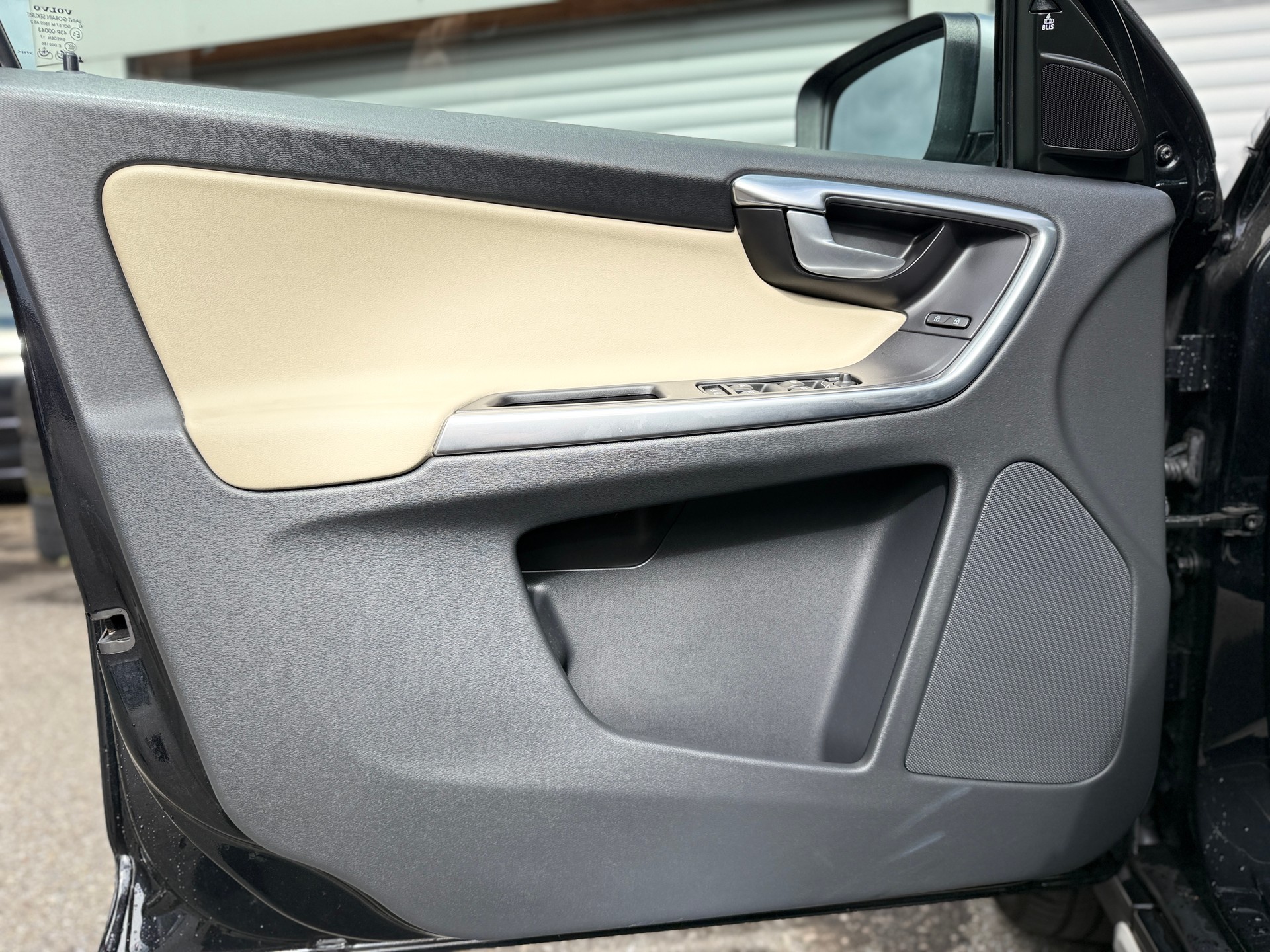 VOLVO Volvo XC60 2.4 D5 Kinetic R-Design AWD-image-19