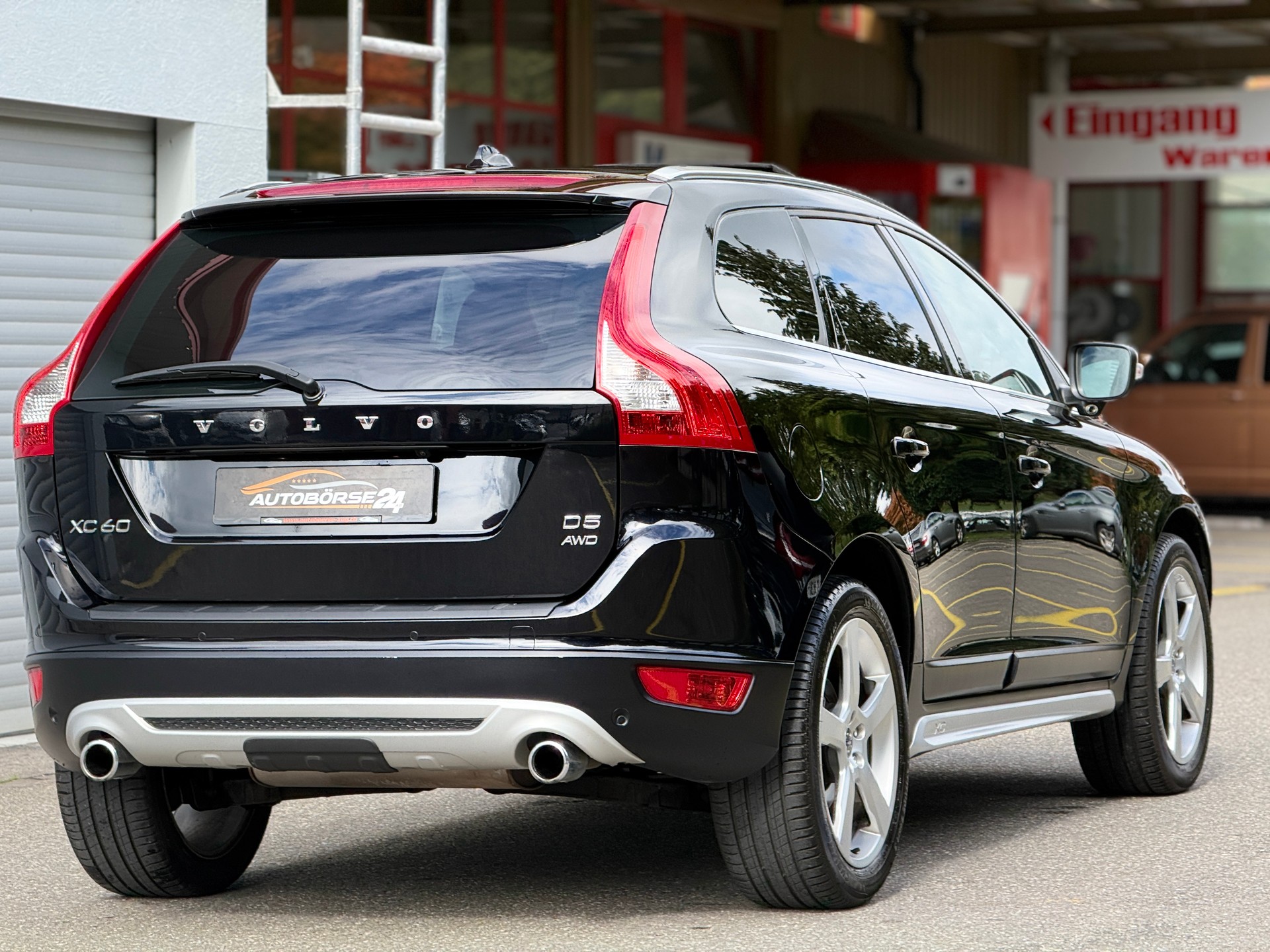 VOLVO Volvo XC60 2.4 D5 Kinetic R-Design AWD-image-4