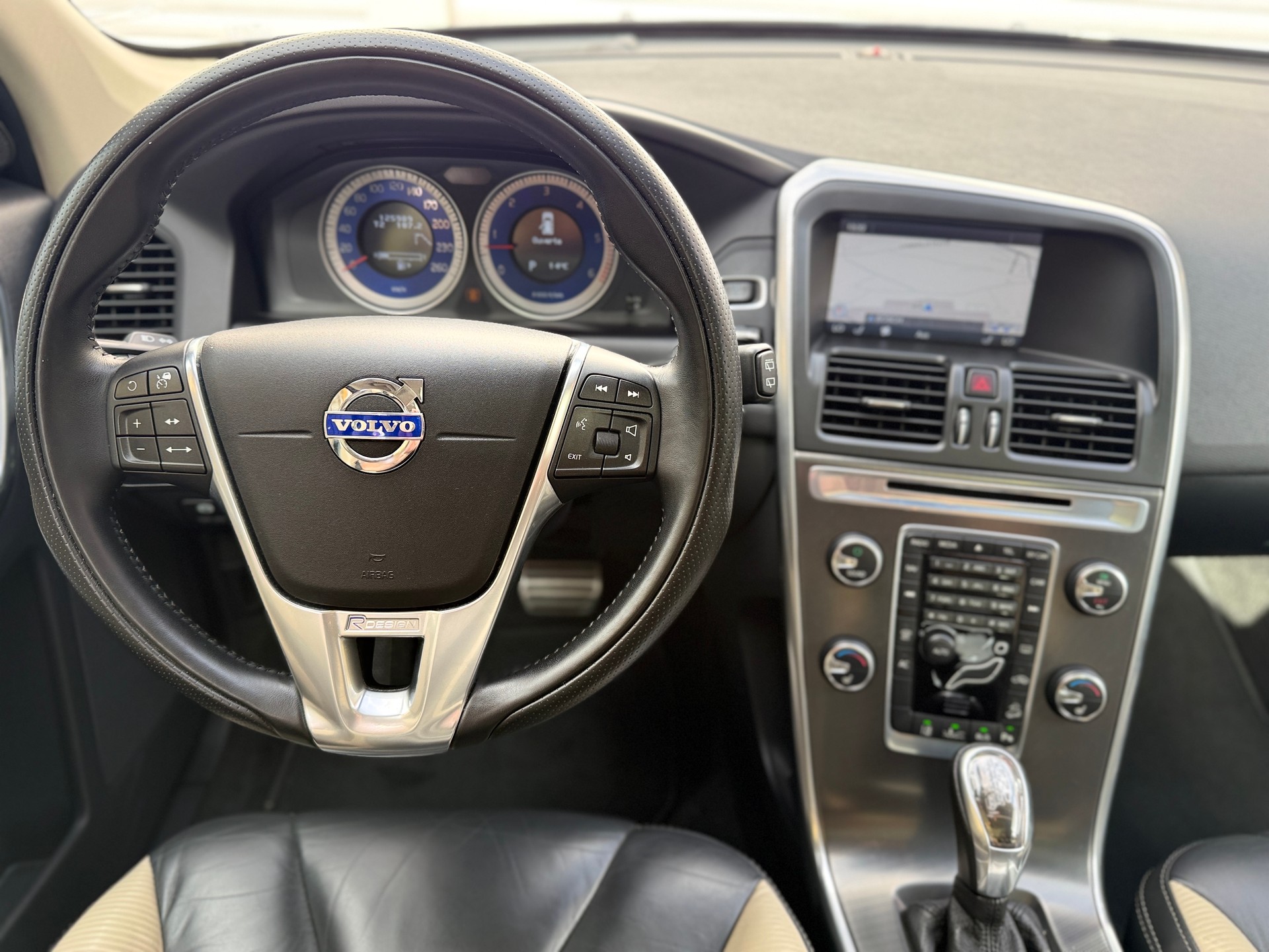 VOLVO Volvo XC60 2.4 D5 Kinetic R-Design AWD-image-13