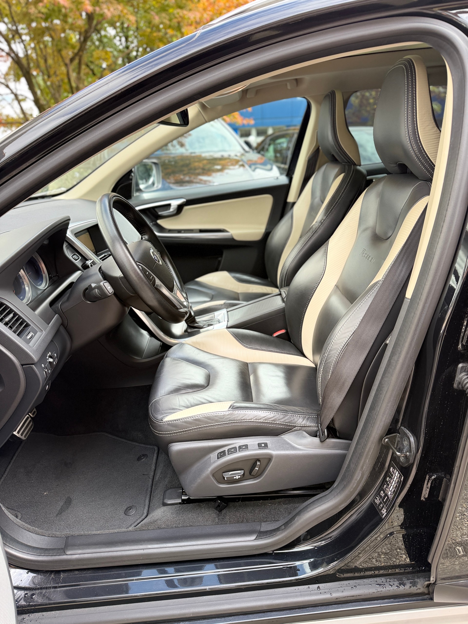 VOLVO Volvo XC60 2.4 D5 Kinetic R-Design AWD-image-8