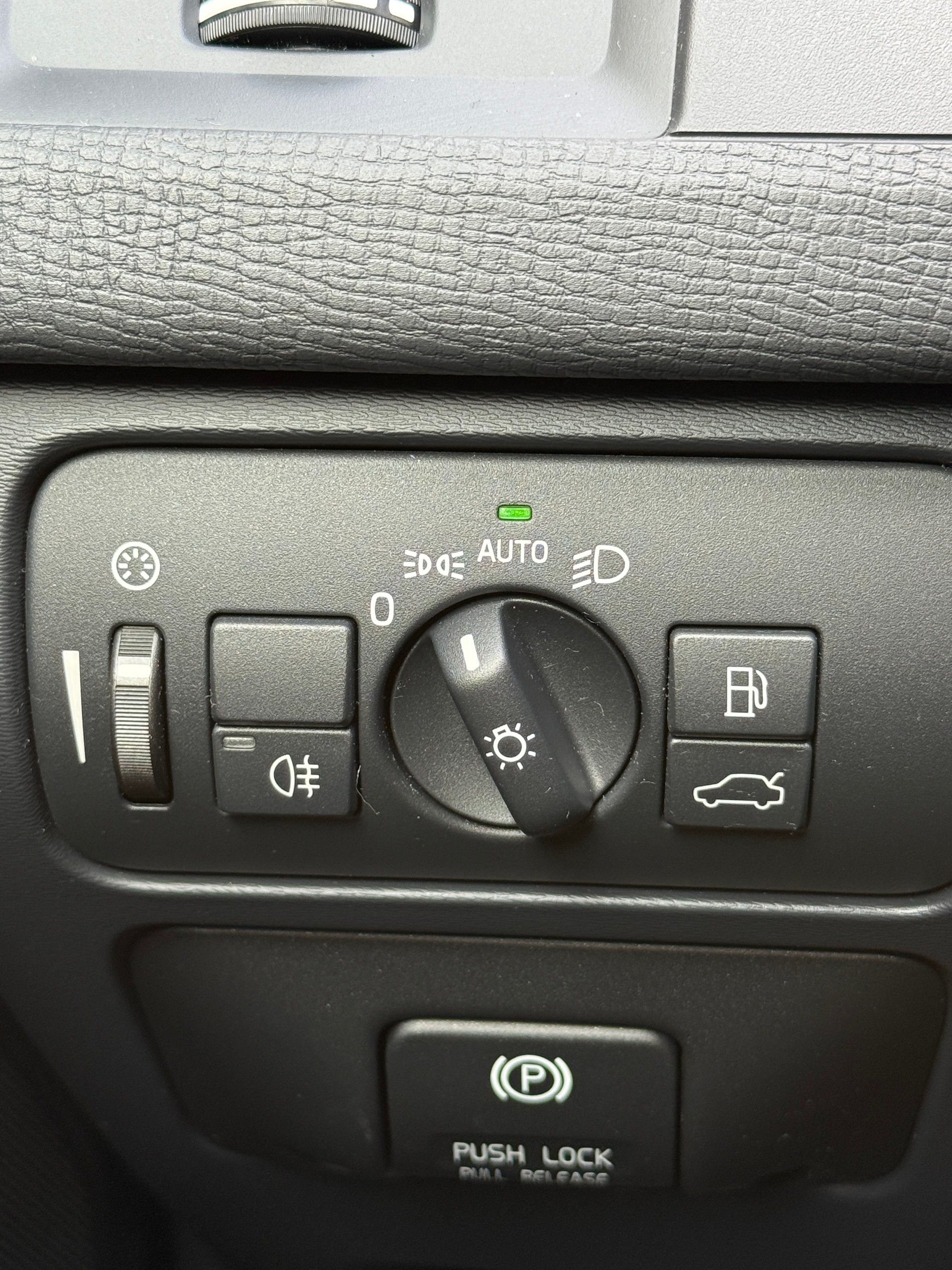 VOLVO Volvo XC60 2.4 D5 Kinetic R-Design AWD-image-21