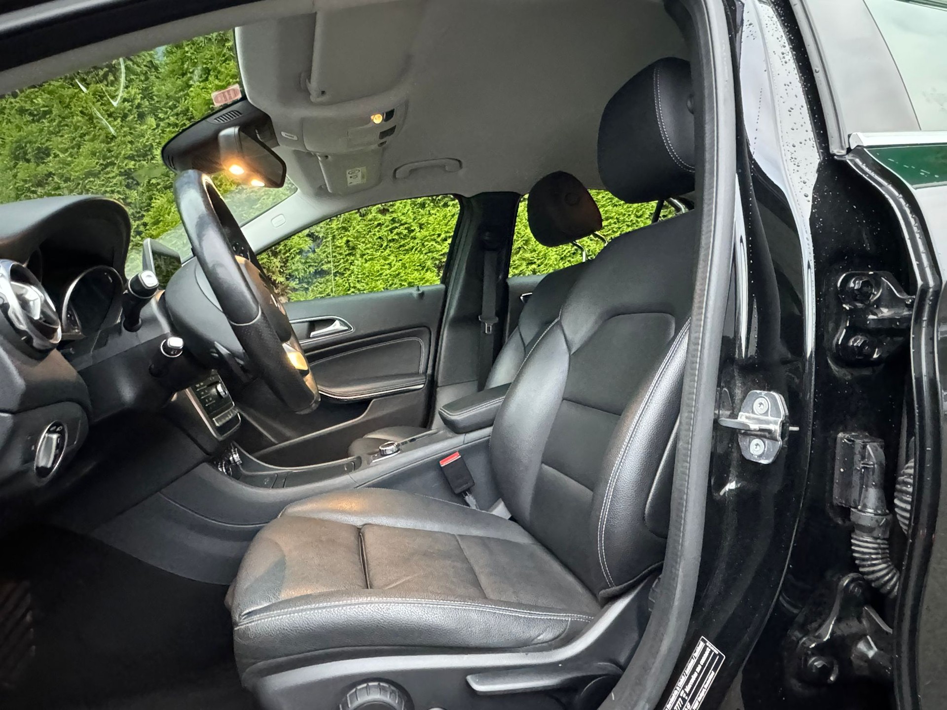 MERCEDES-BENZ GLA 200 d Swiss Star Edition Urban 4Matic 7G-DCT-image-11