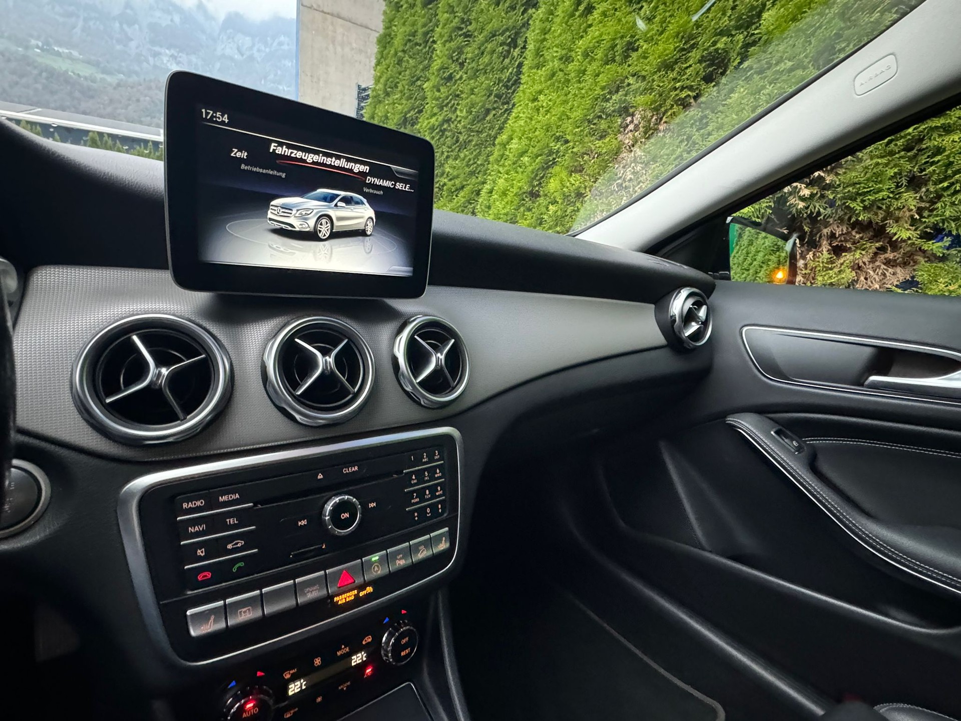 MERCEDES-BENZ GLA 200 d Swiss Star Edition Urban 4Matic 7G-DCT-image-16