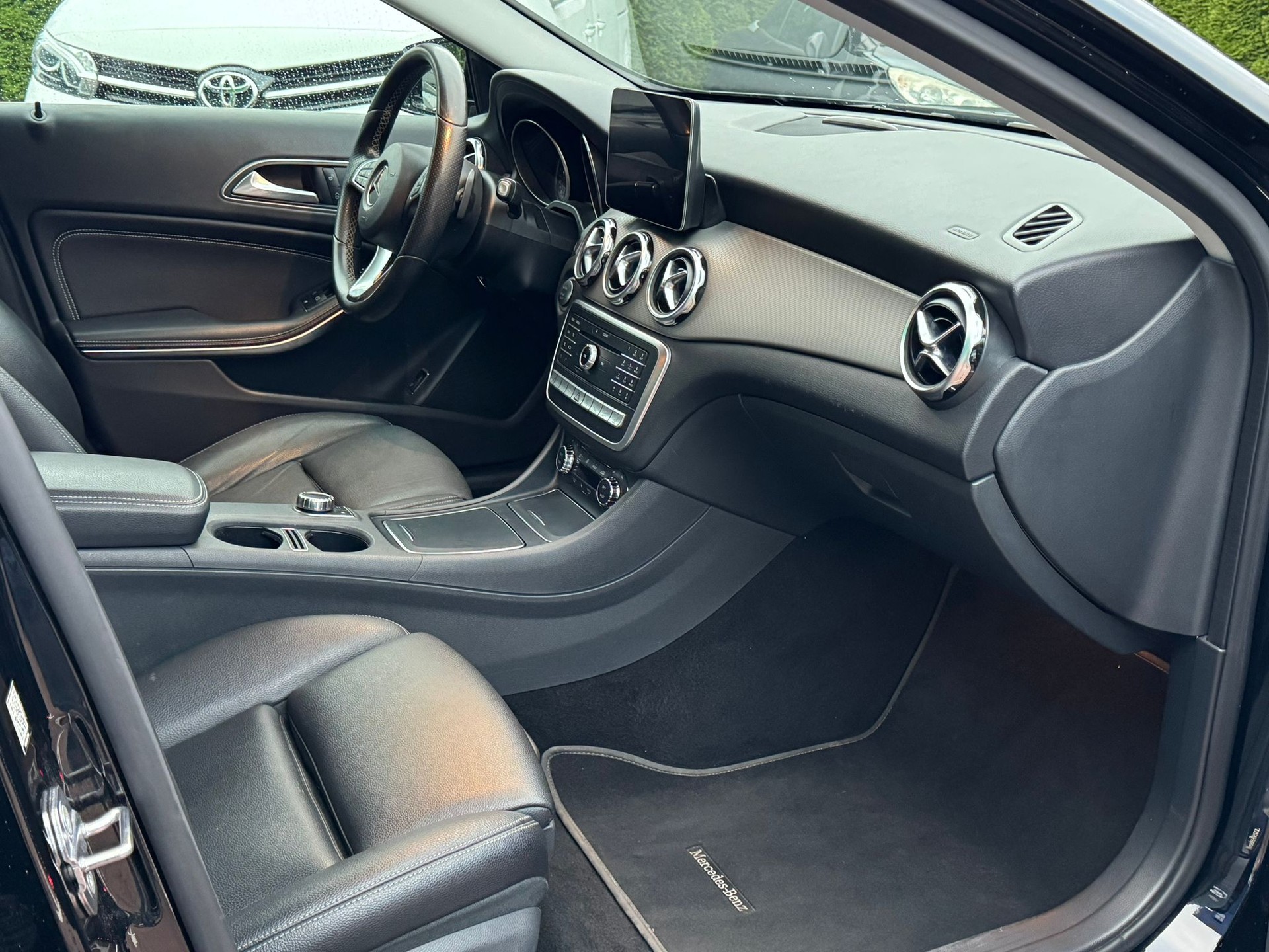 MERCEDES-BENZ GLA 200 d Swiss Star Edition Urban 4Matic 7G-DCT-image-10