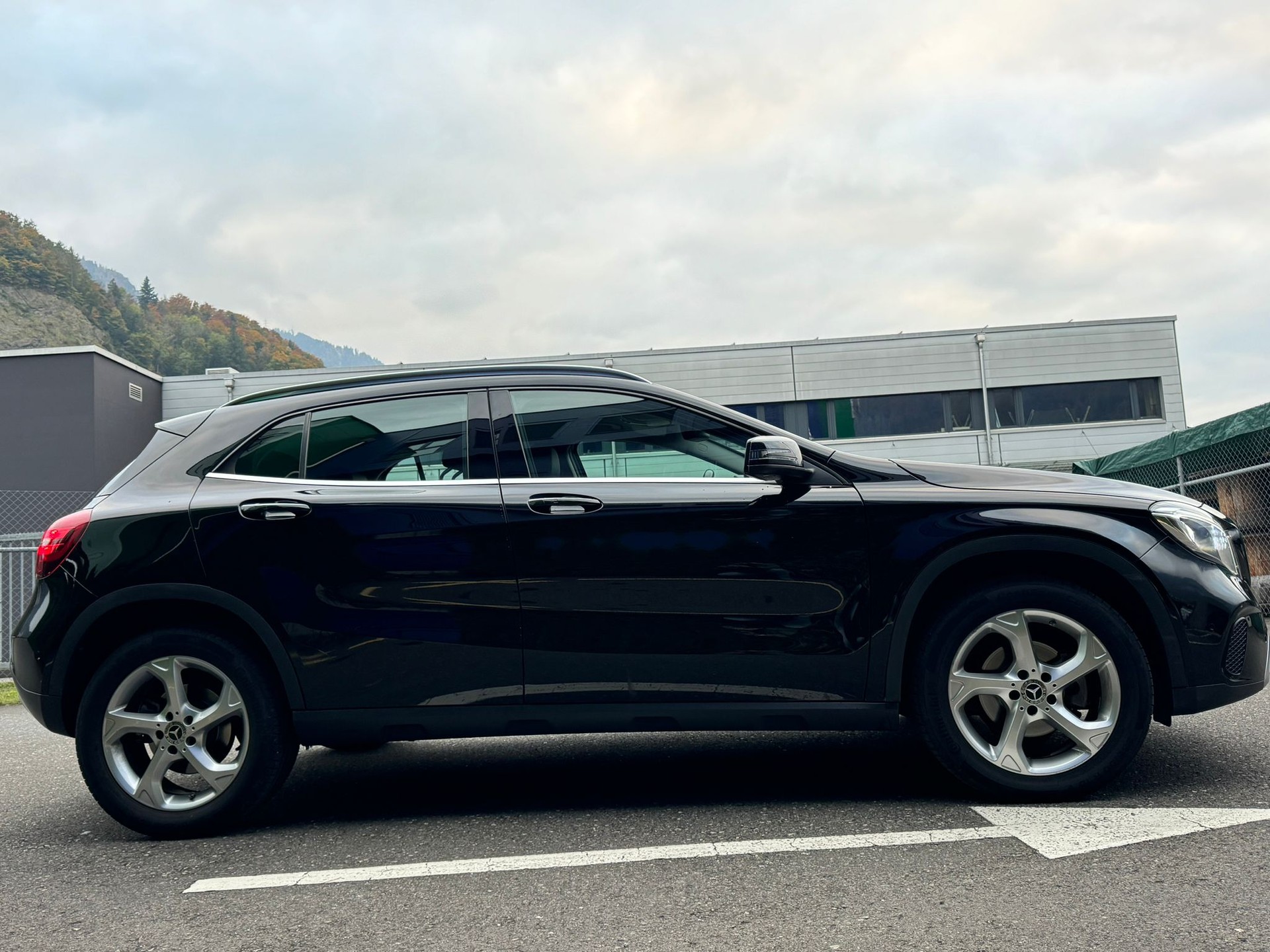 MERCEDES-BENZ GLA 200 d Swiss Star Edition Urban 4Matic 7G-DCT-showroom-element-3