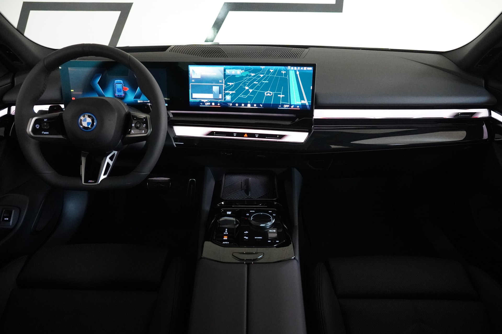 BMW 550e xDrive Touring M Sport Pro Steptronic-image-17