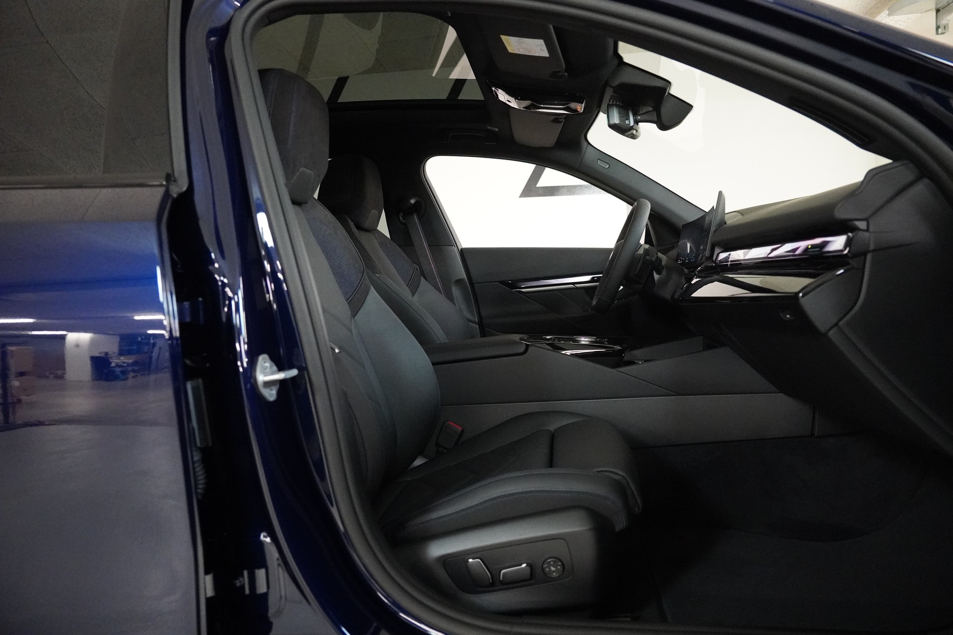 BMW 550e xDrive Touring M Sport Pro Steptronic-image-13