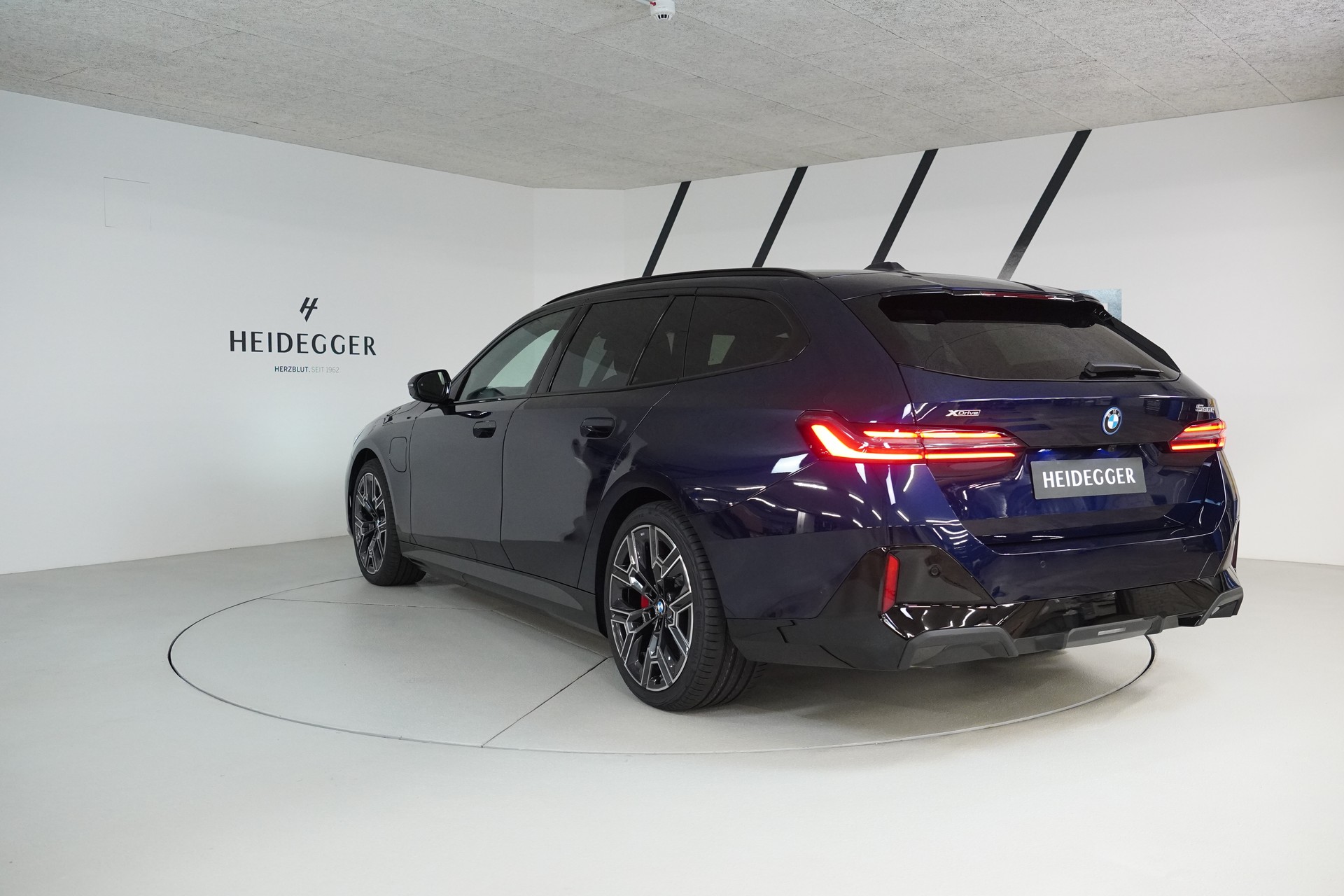 BMW 550e xDrive Touring M Sport Pro Steptronic-image-4