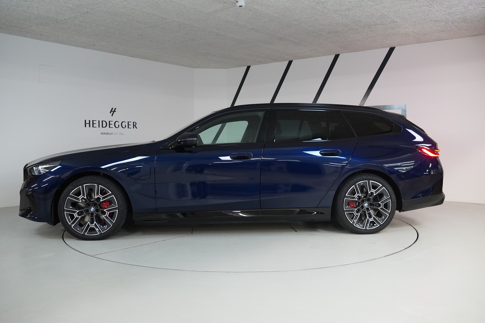 BMW 550e xDrive Touring M Sport Pro Steptronic-showroom-element-3