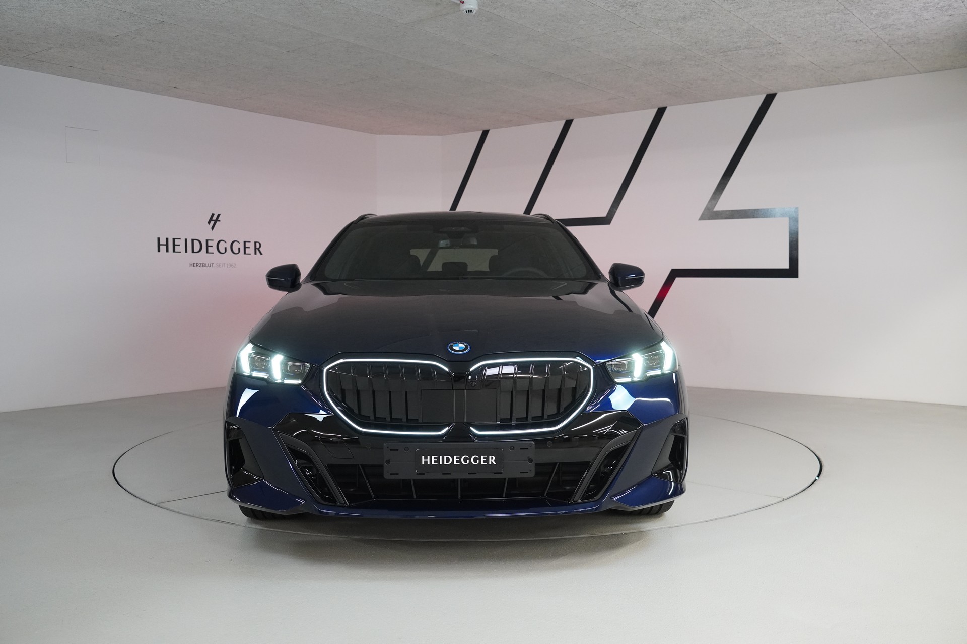 BMW 550e xDrive Touring M Sport Pro Steptronic-showroom-element-1