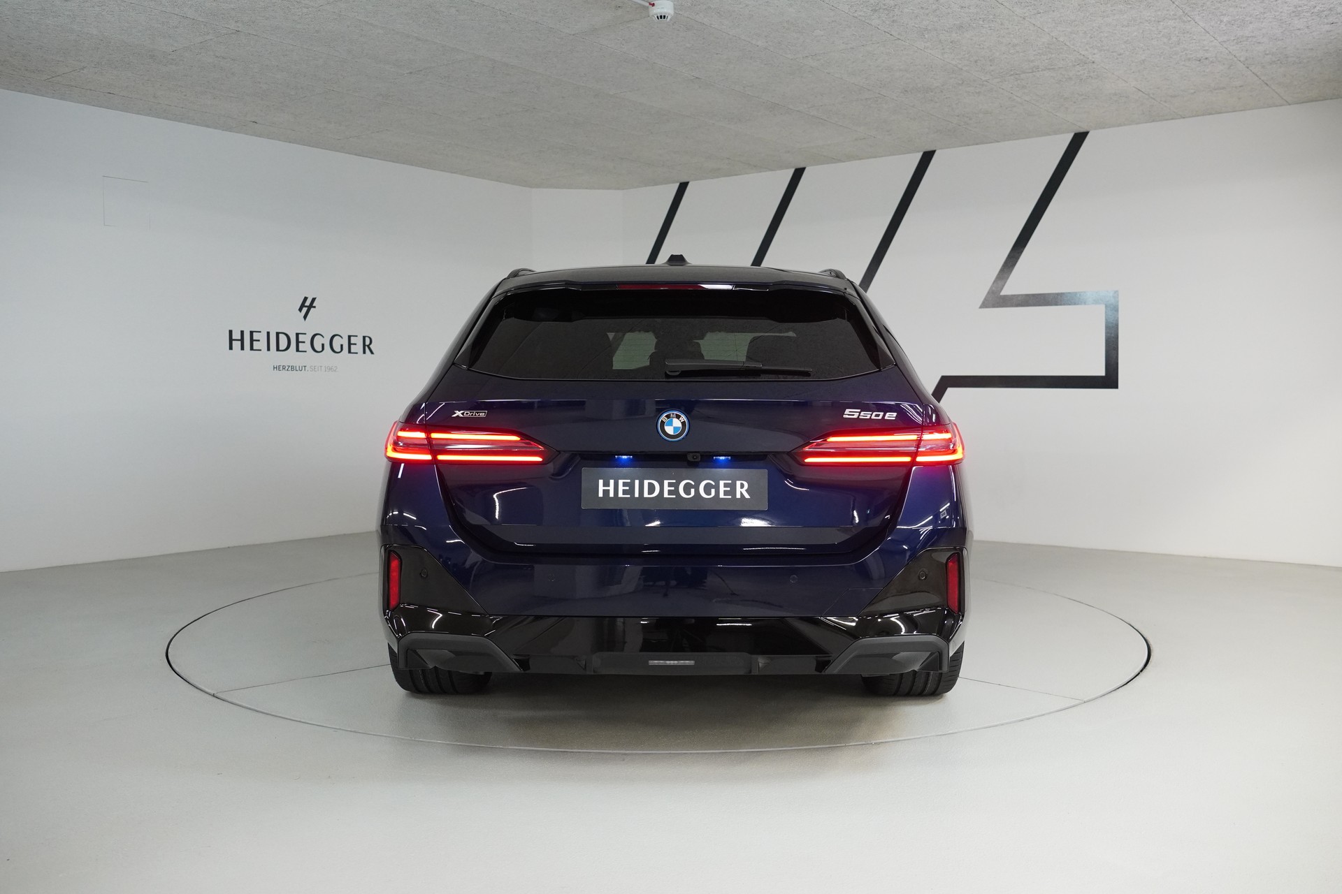 BMW 550e xDrive Touring M Sport Pro Steptronic-image-5