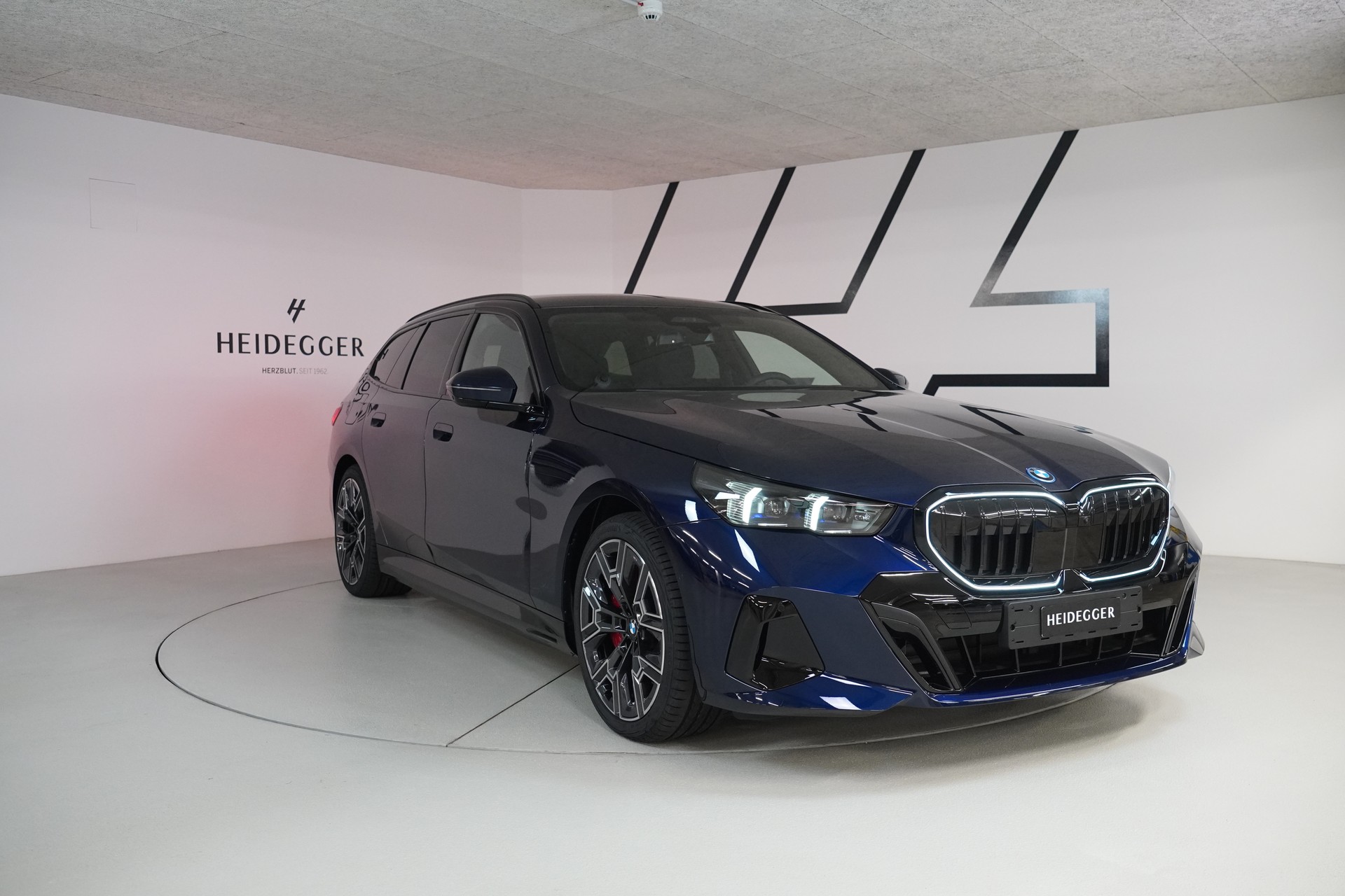 BMW 550e xDrive Touring M Sport Pro Steptronic-showroom-element-2