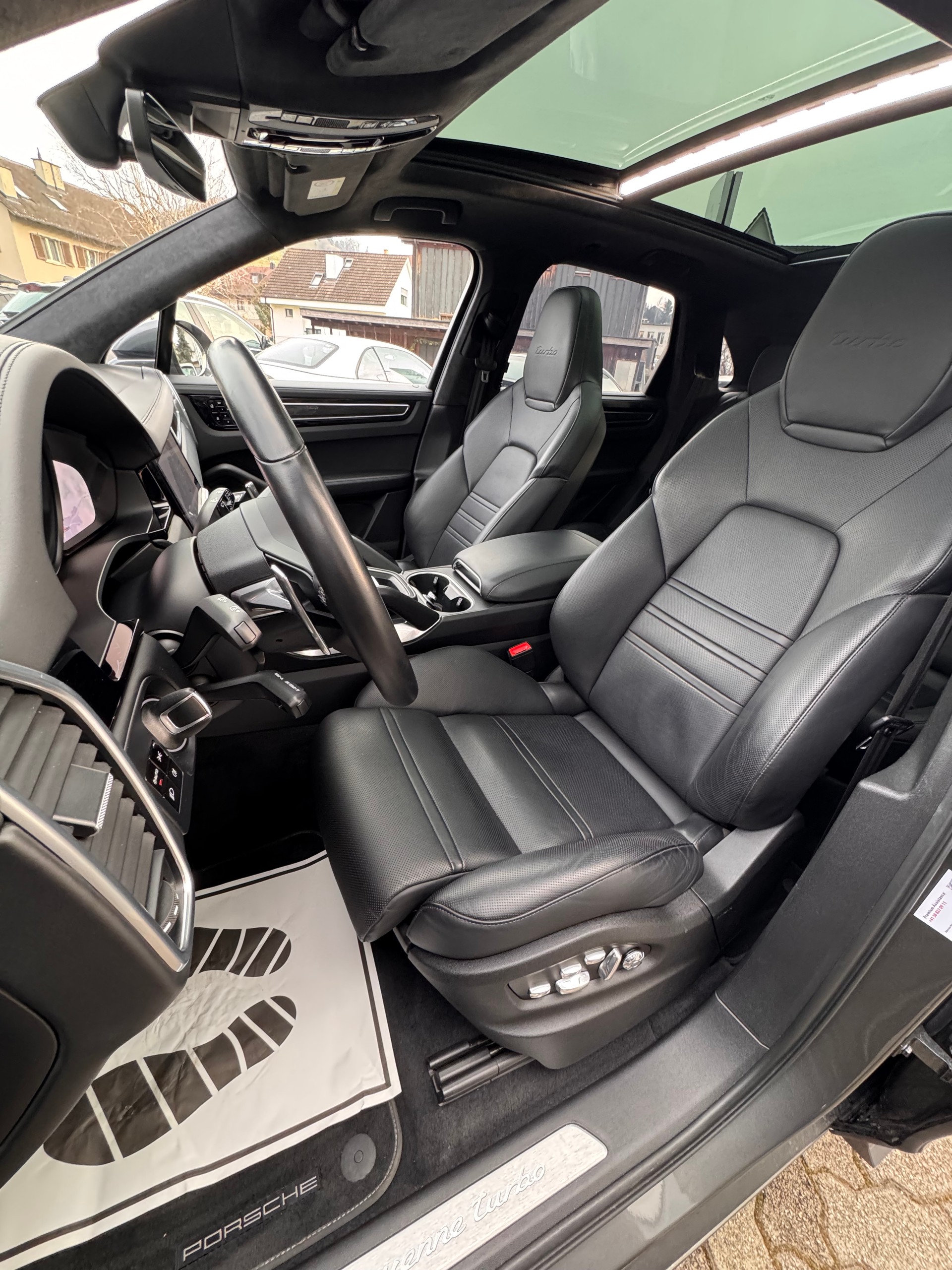 PORSCHE Cayenne Turbo-image-12