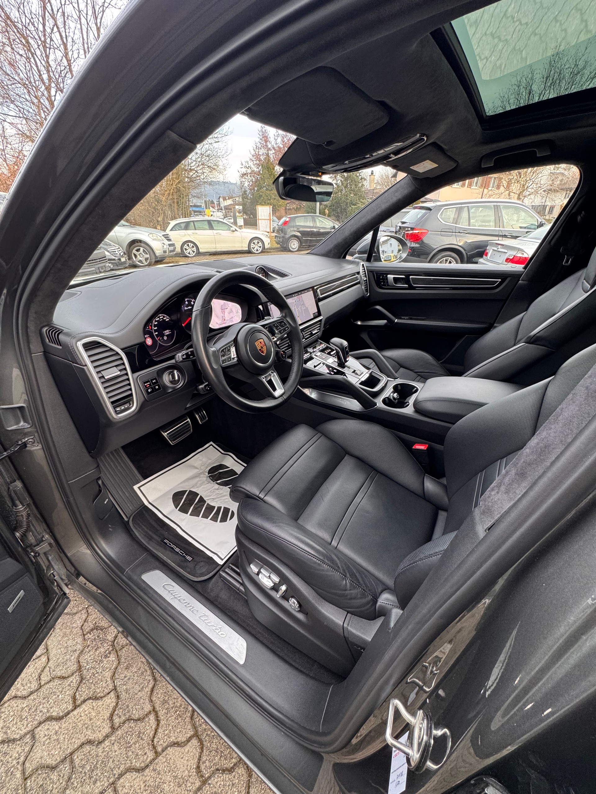 PORSCHE Cayenne Turbo-image-11