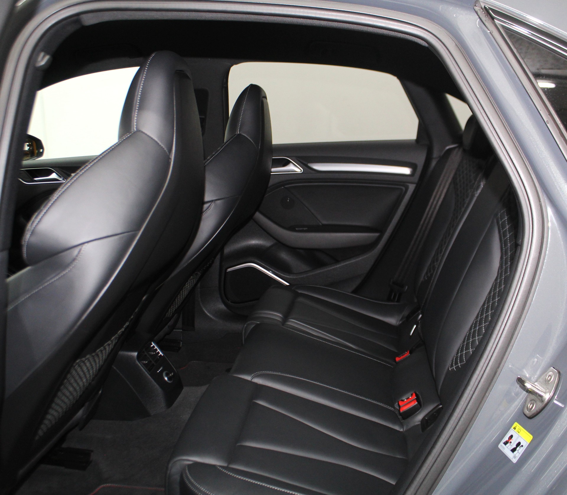 AUDI S3 Limousine 2.0 TFSI quattro S-tronic Optikpaket schwarz ohne OPF / CH-Fahrzeug-image-9