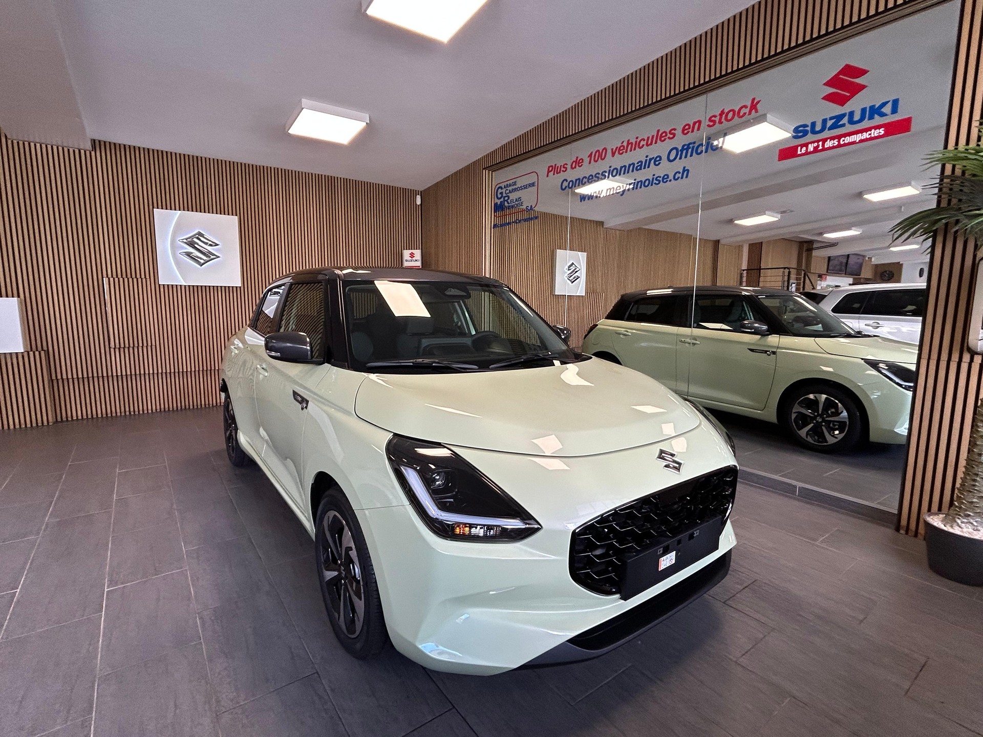 SUZUKI Swift 1.2 Sakura Top Hybrid-showroom-element-1