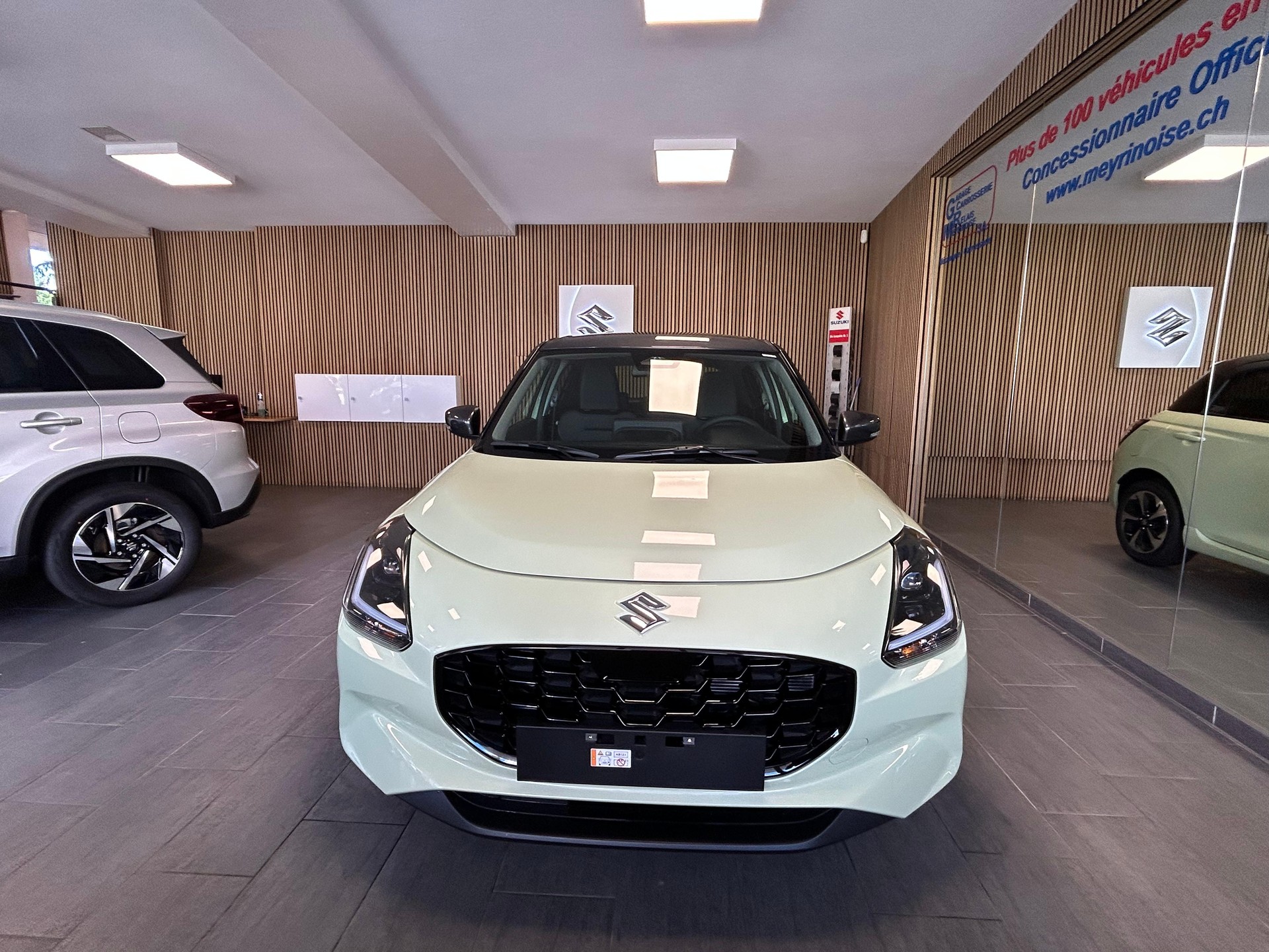 SUZUKI Swift 1.2 Sakura Top Hybrid-showroom-element-2