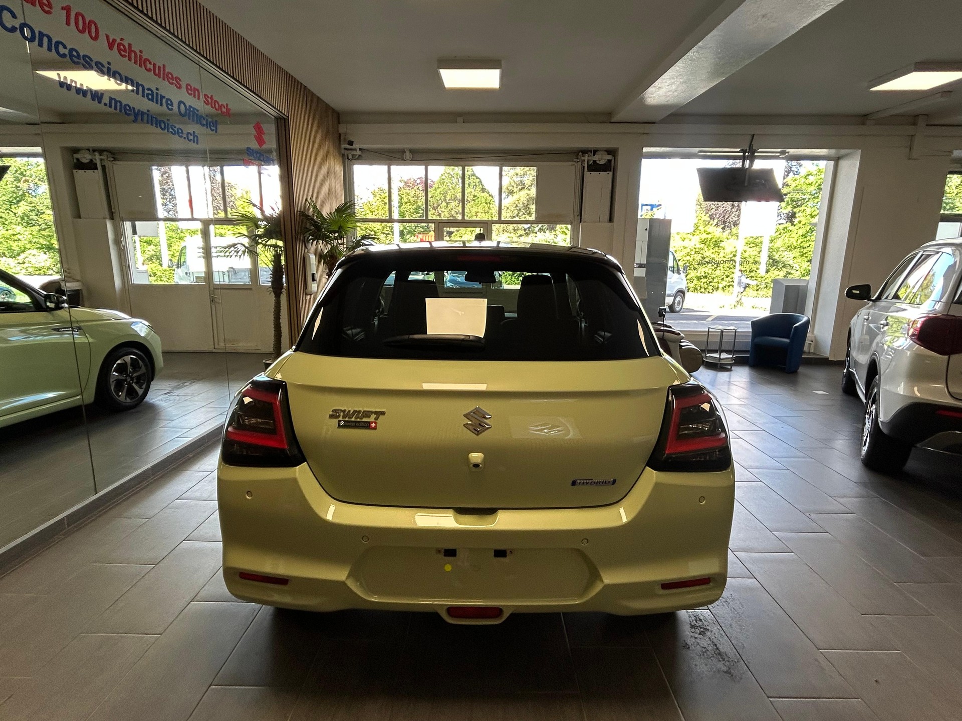 SUZUKI Swift 1.2 Sakura Top Hybrid-image-5