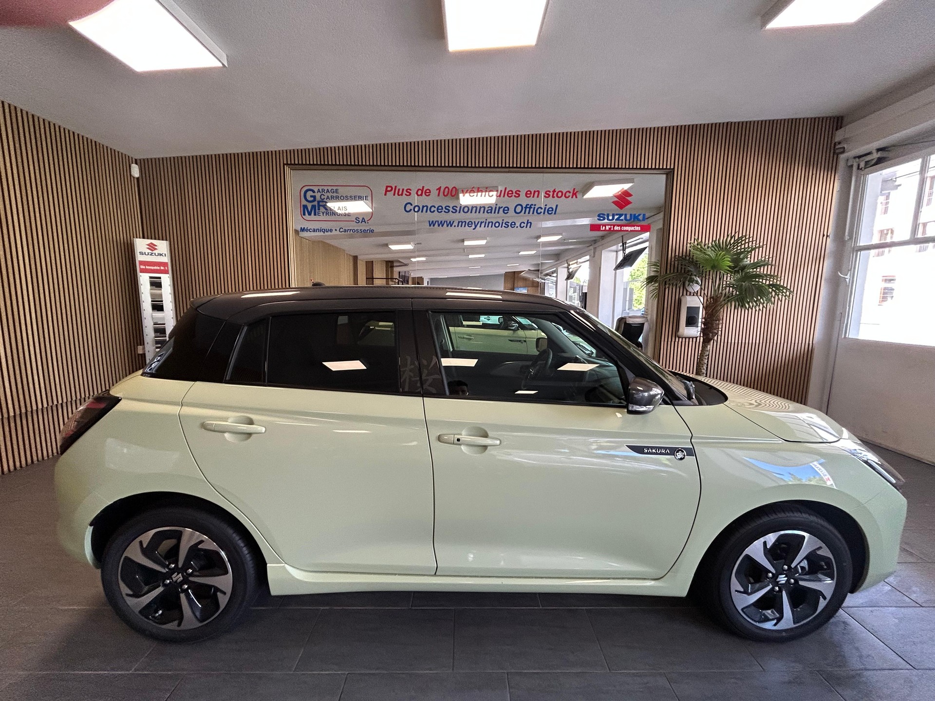 SUZUKI Swift 1.2 Sakura Top Hybrid