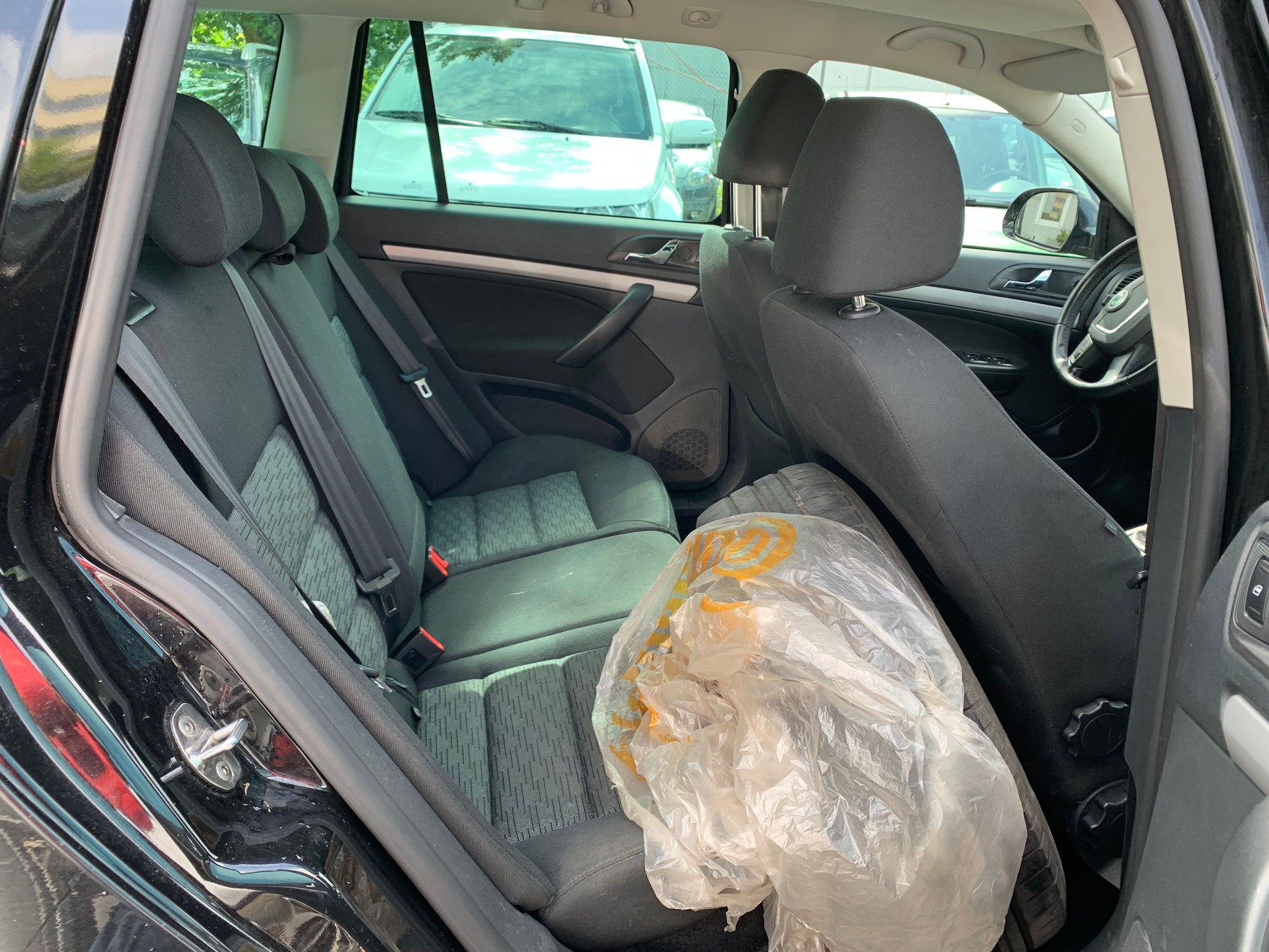 SKODA Octavia Combi 2.0 TDI Elegance-image-10