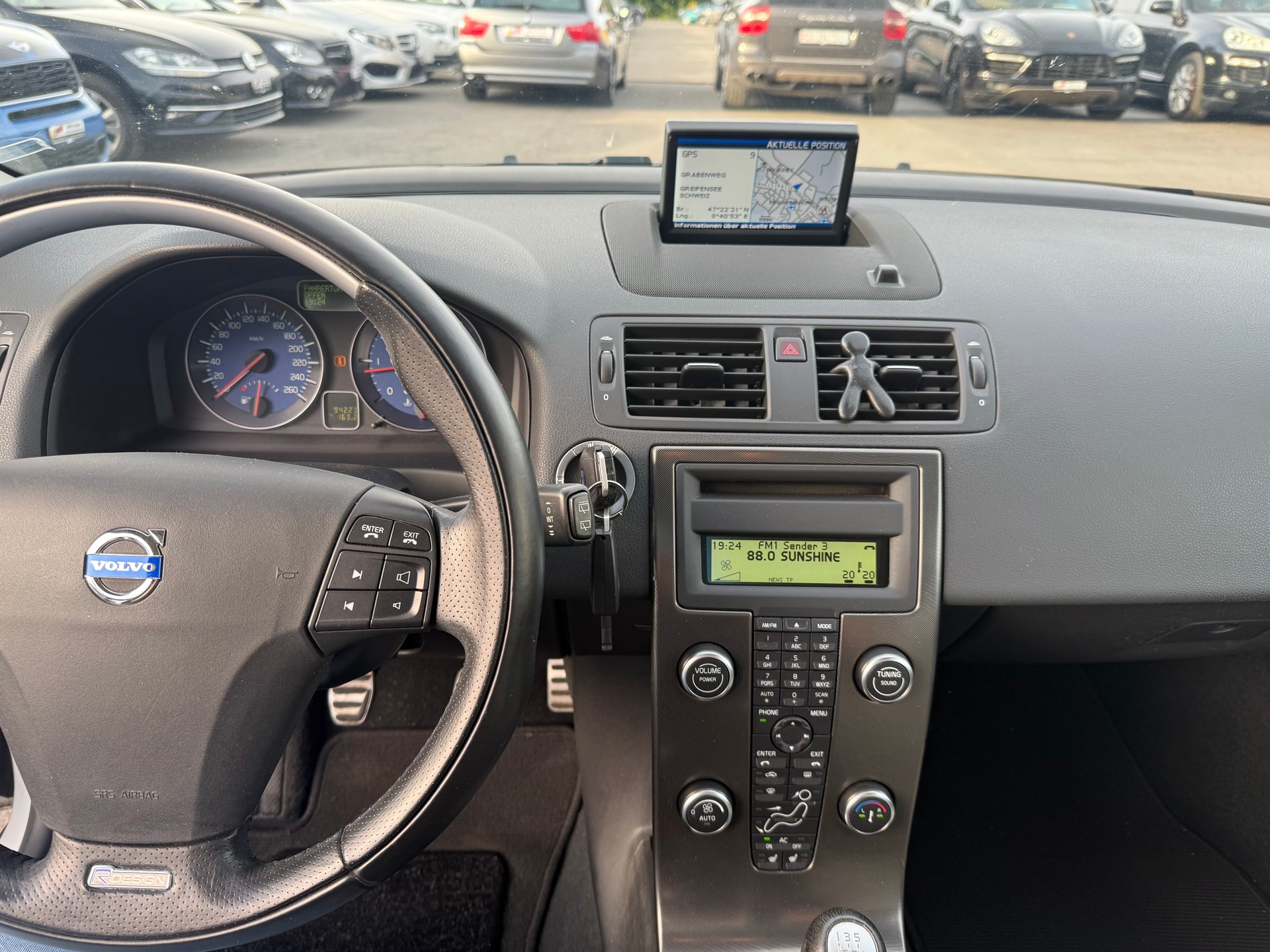 VOLVO C30 D3 R-Design 150PS / Frisch ab MFK / Zahnriemen ersetzt / 8-fach bereift / Navi / Sitzheizung / Xenon / Tempomat-image-9
