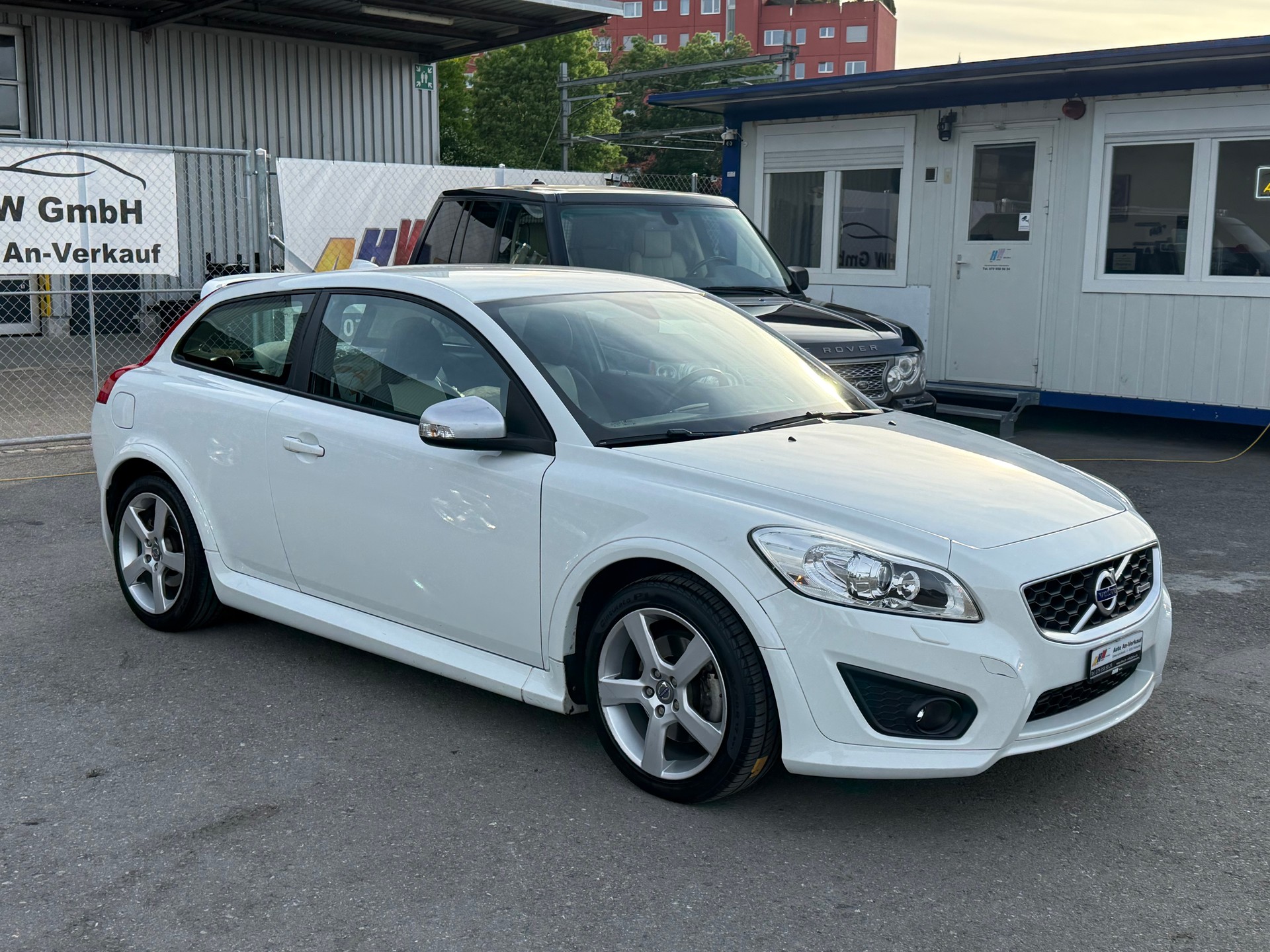 VOLVO C30 D3 R-Design 150PS / Frisch ab MFK / Zahnriemen ersetzt / 8-fach bereift / Navi / Sitzheizung / Xenon / Tempomat-image-2