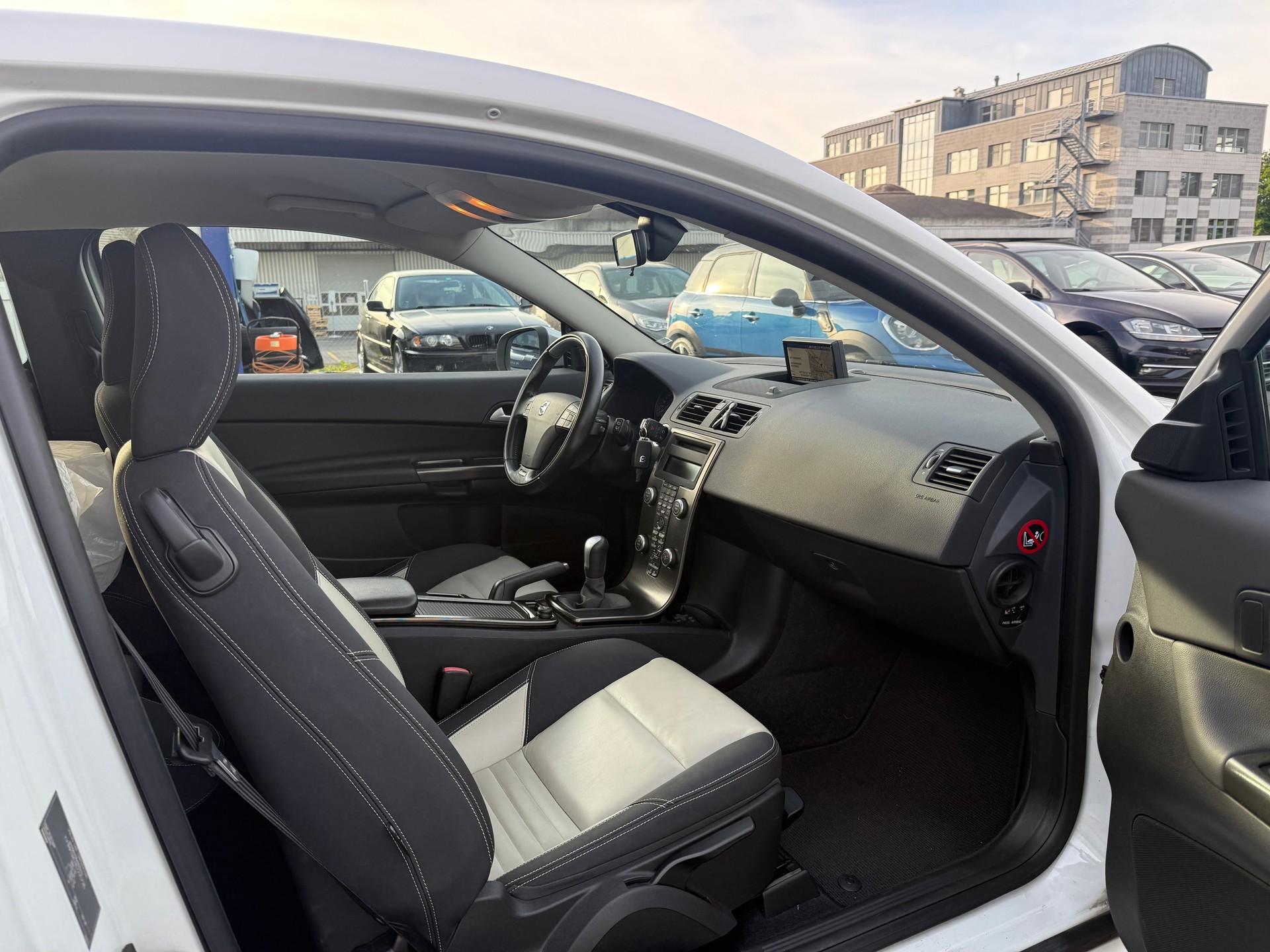 VOLVO C30 D3 R-Design 150PS / Frisch ab MFK / Zahnriemen ersetzt / 8-fach bereift / Navi / Sitzheizung / Xenon / Tempomat-image-7