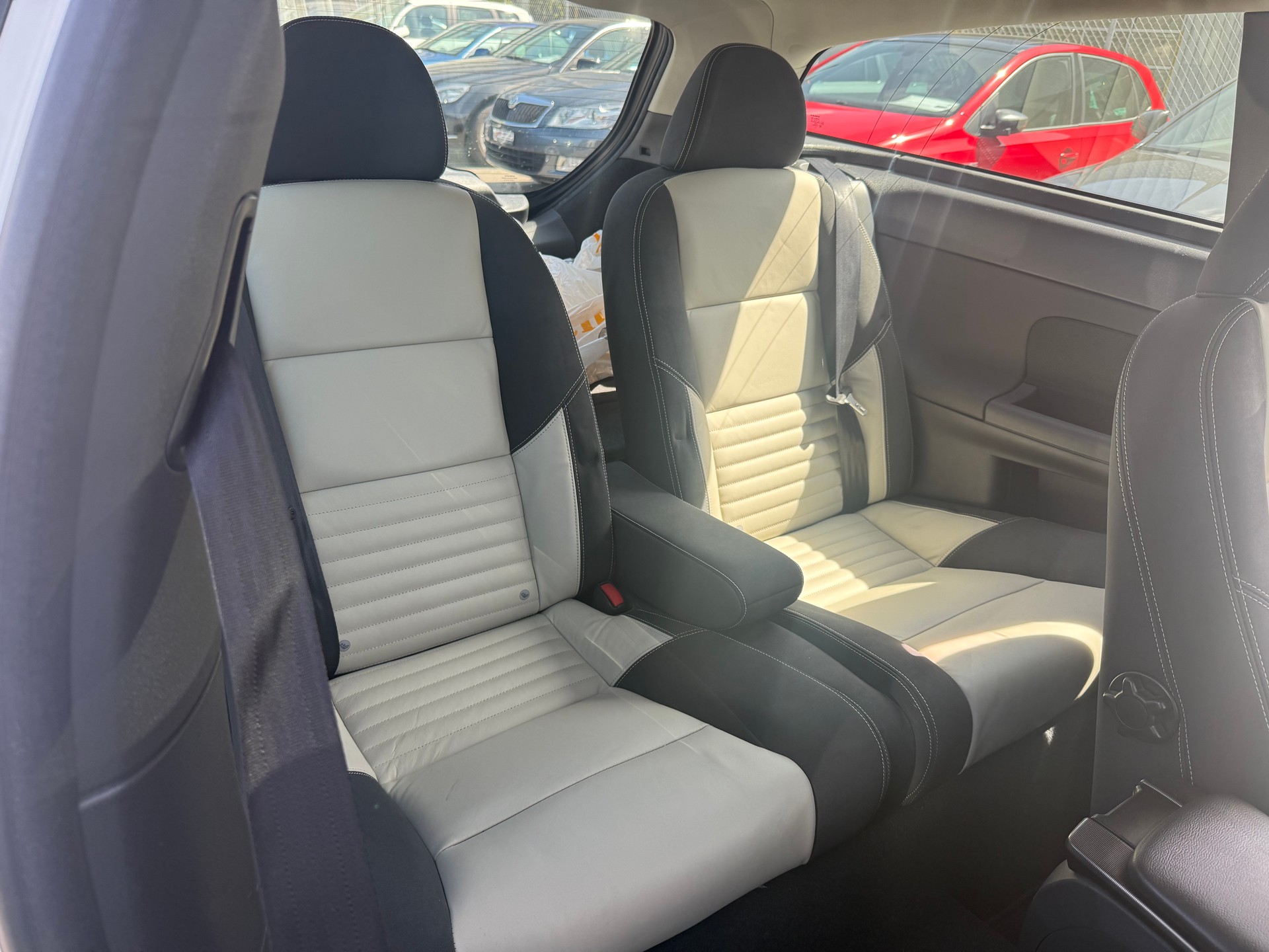 VOLVO C30 D3 R-Design 150PS / Frisch ab MFK / Zahnriemen ersetzt / 8-fach bereift / Navi / Sitzheizung / Xenon / Tempomat-image-11