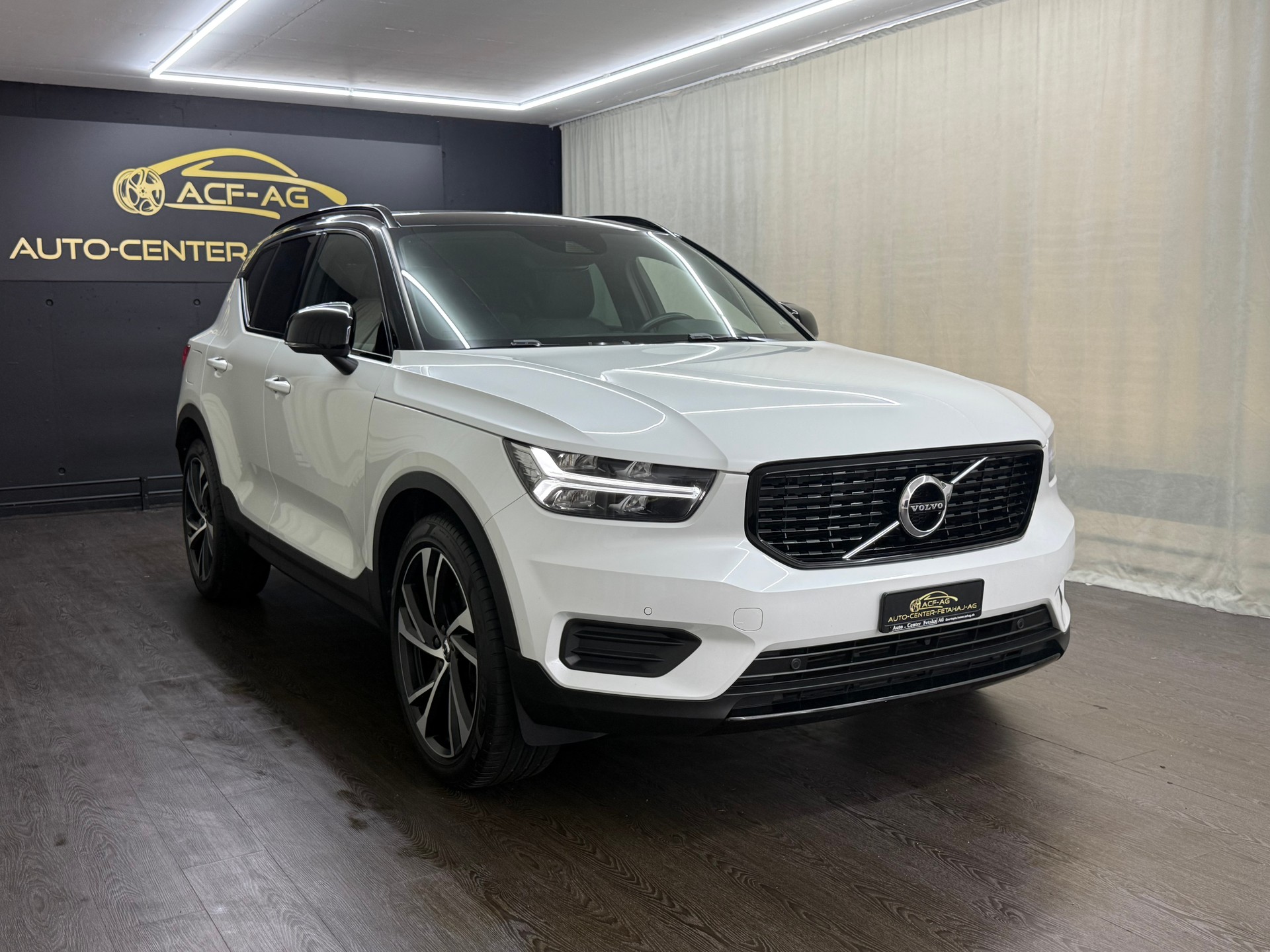 VOLVO XC40 D4 AWD R-Design Geartronic-showroom-element-2