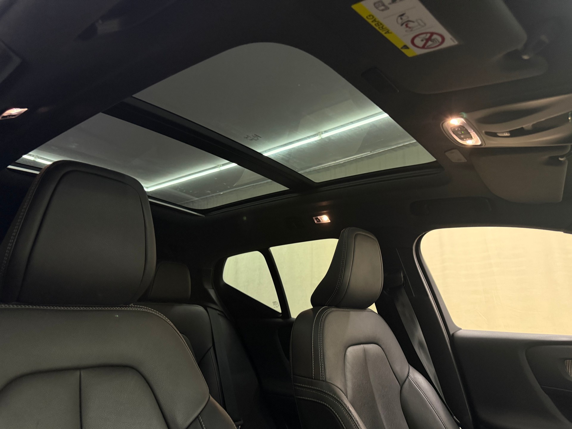 VOLVO XC40 D4 AWD R-Design Geartronic-image-11