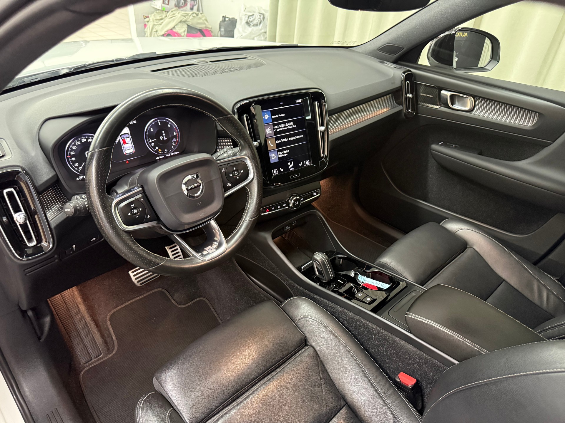 VOLVO XC40 D4 AWD R-Design Geartronic-image-6