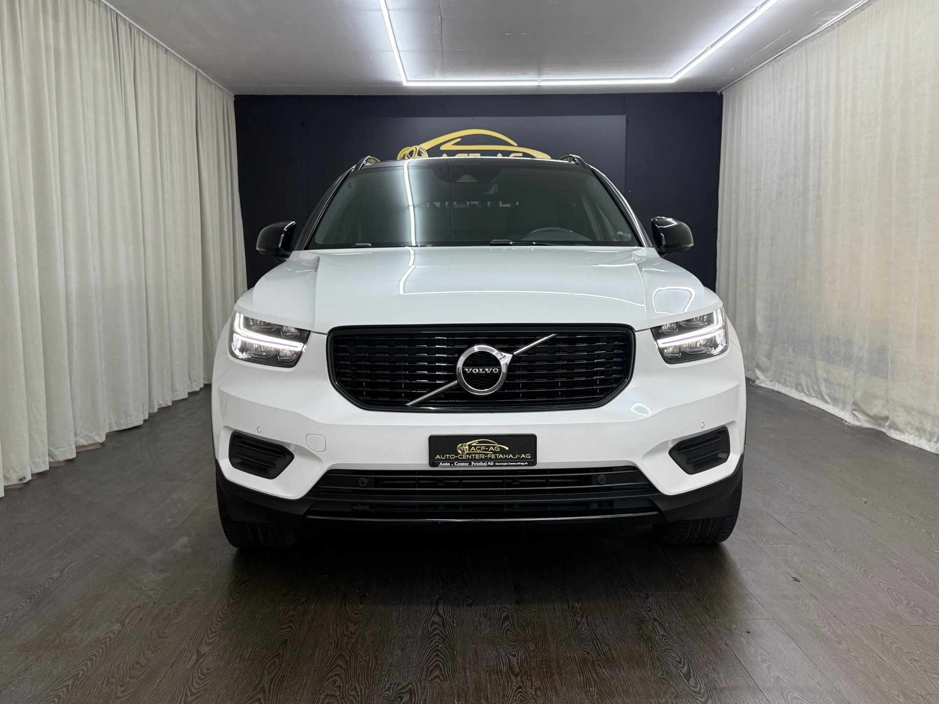 VOLVO XC40 D4 AWD R-Design Geartronic-showroom-element-1