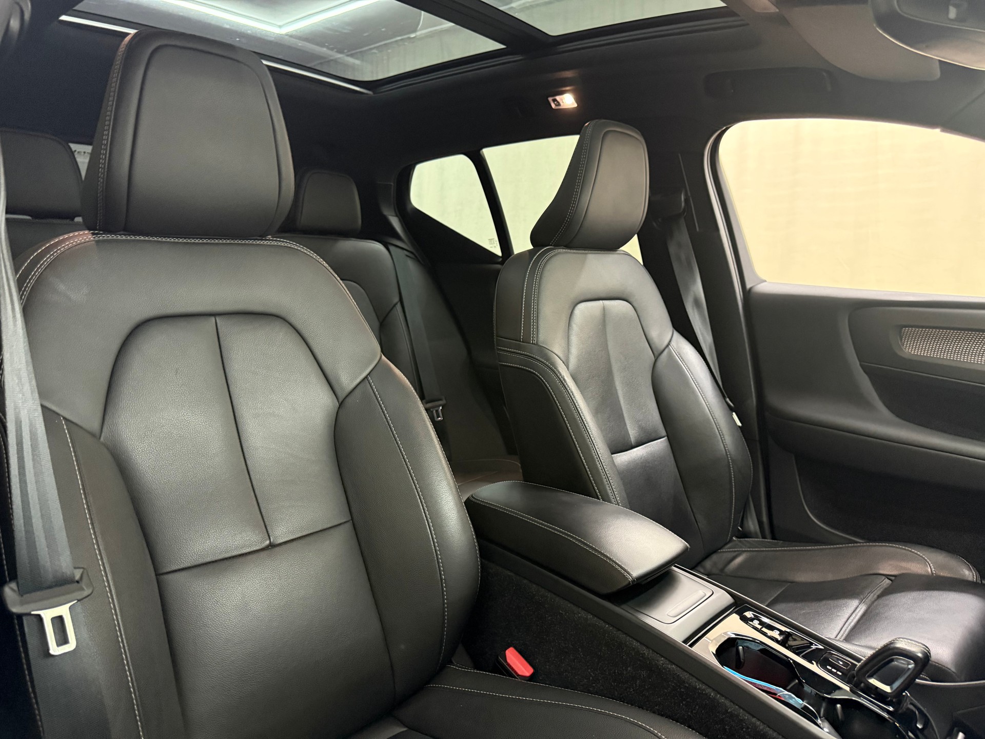 VOLVO XC40 D4 AWD R-Design Geartronic-image-12