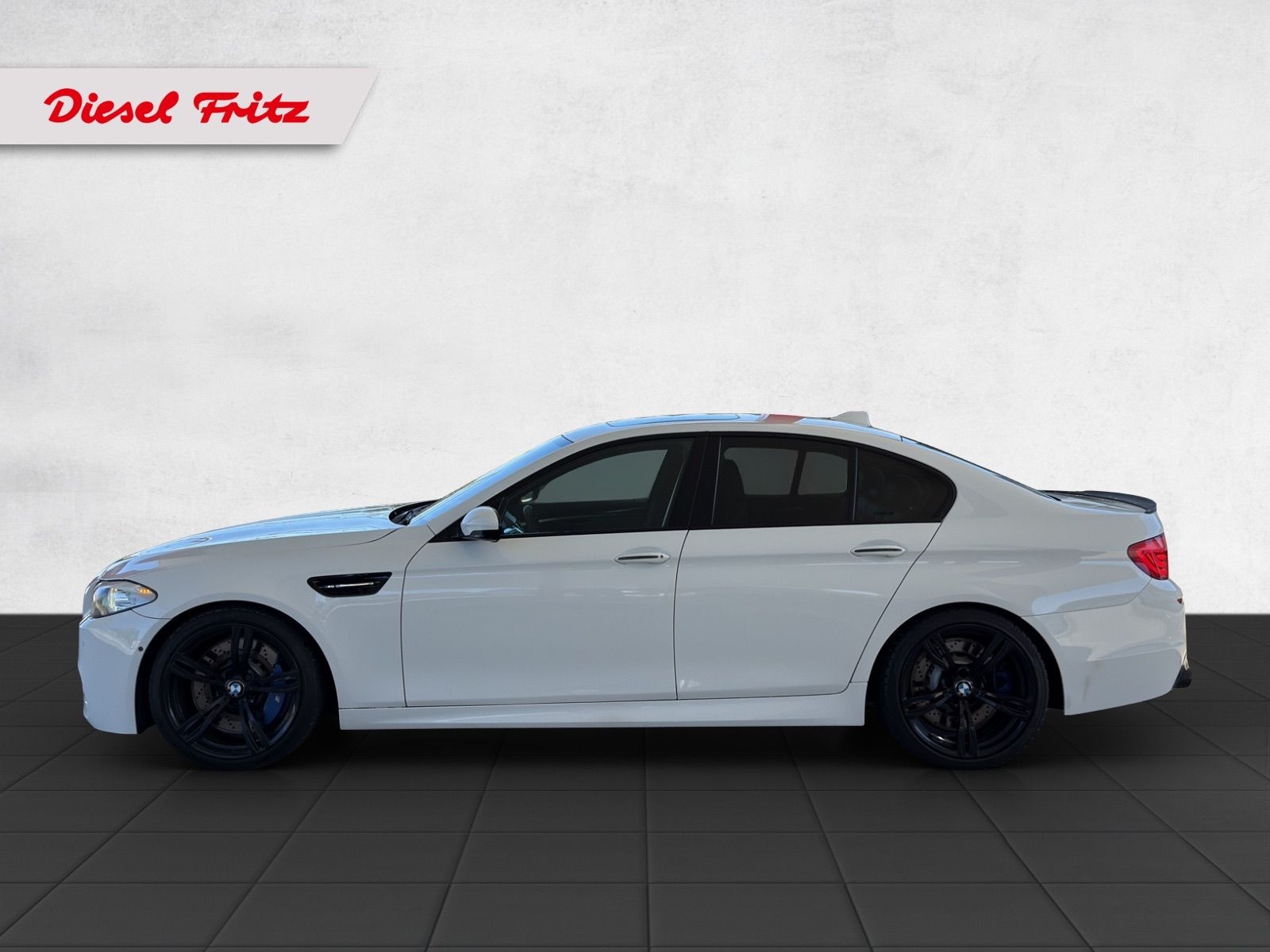 BMW M5 Drivelogic-showroom-element-1